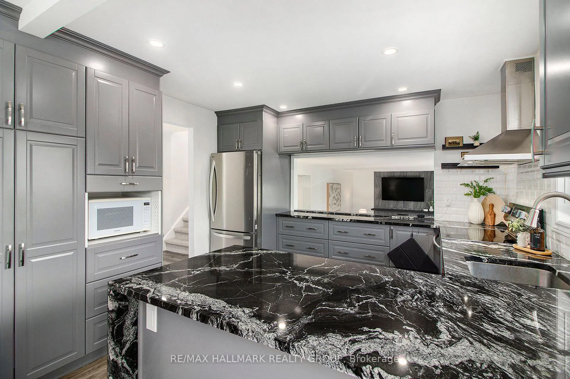 1118 CHATEAU Crescent