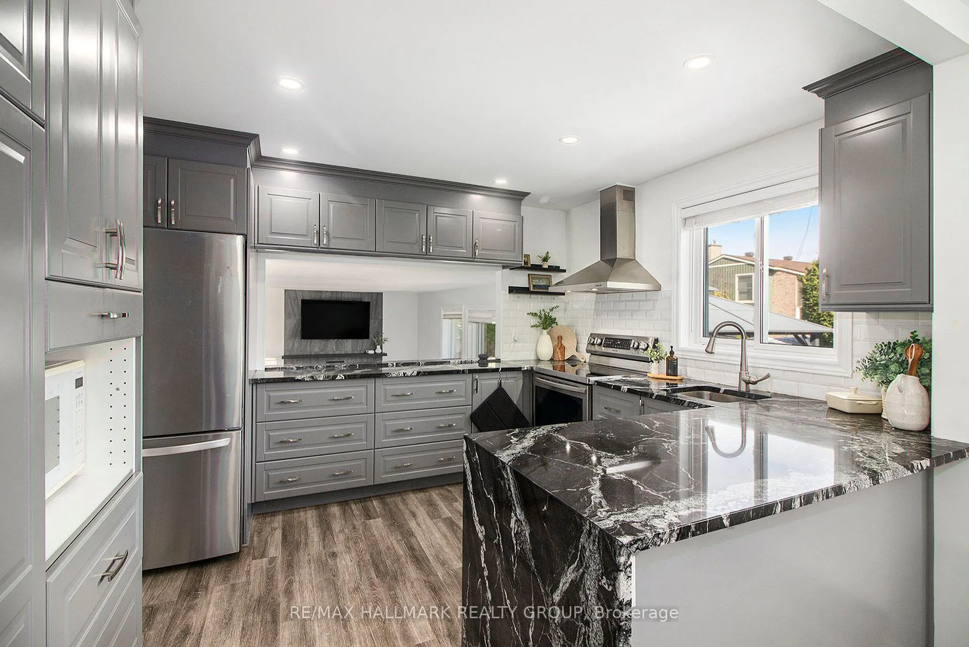 1118 CHATEAU Crescent