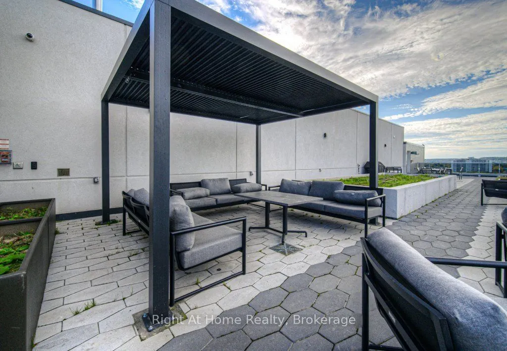 415 MAIN Street W, #716