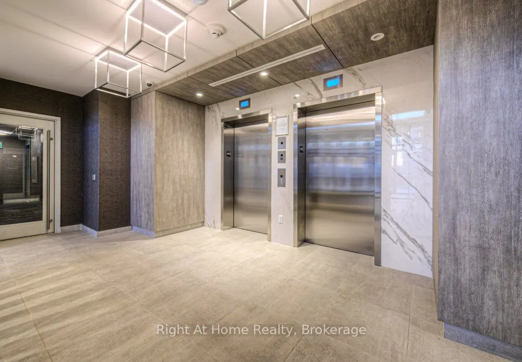 415 MAIN Street W, #716