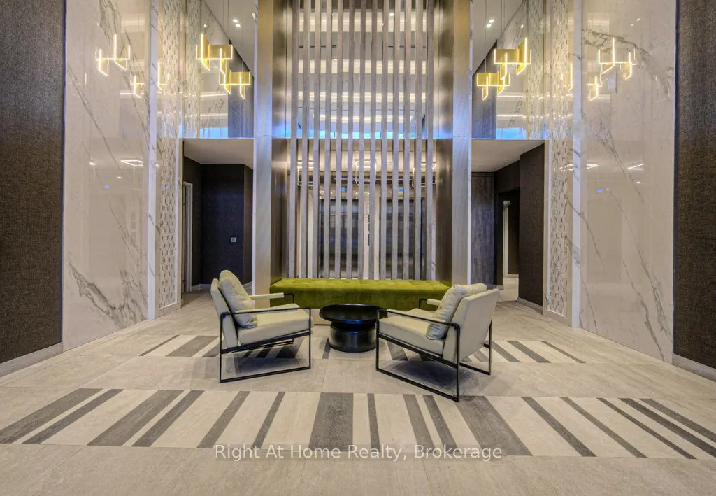 415 MAIN Street W, #716