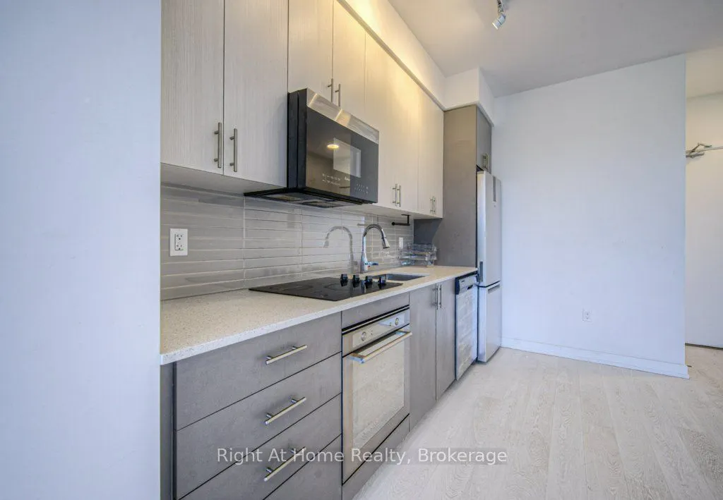 415 MAIN Street W, #716