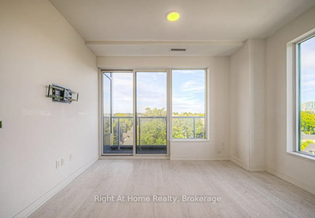 415 MAIN Street W, #716