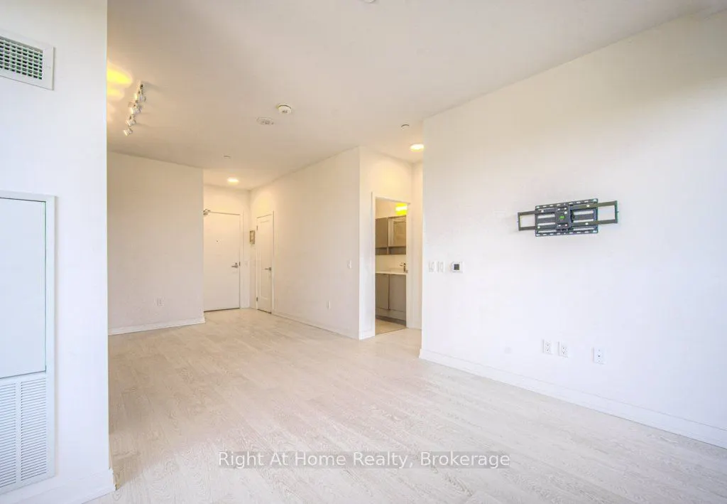 415 MAIN Street W, #716