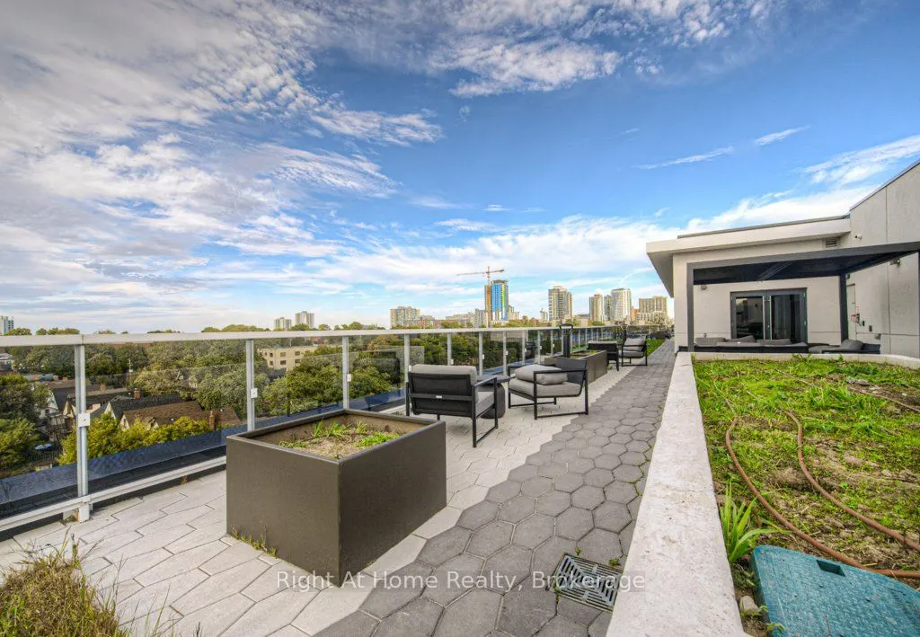 415 MAIN Street W, #716