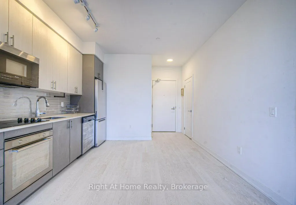 415 MAIN Street W, #716