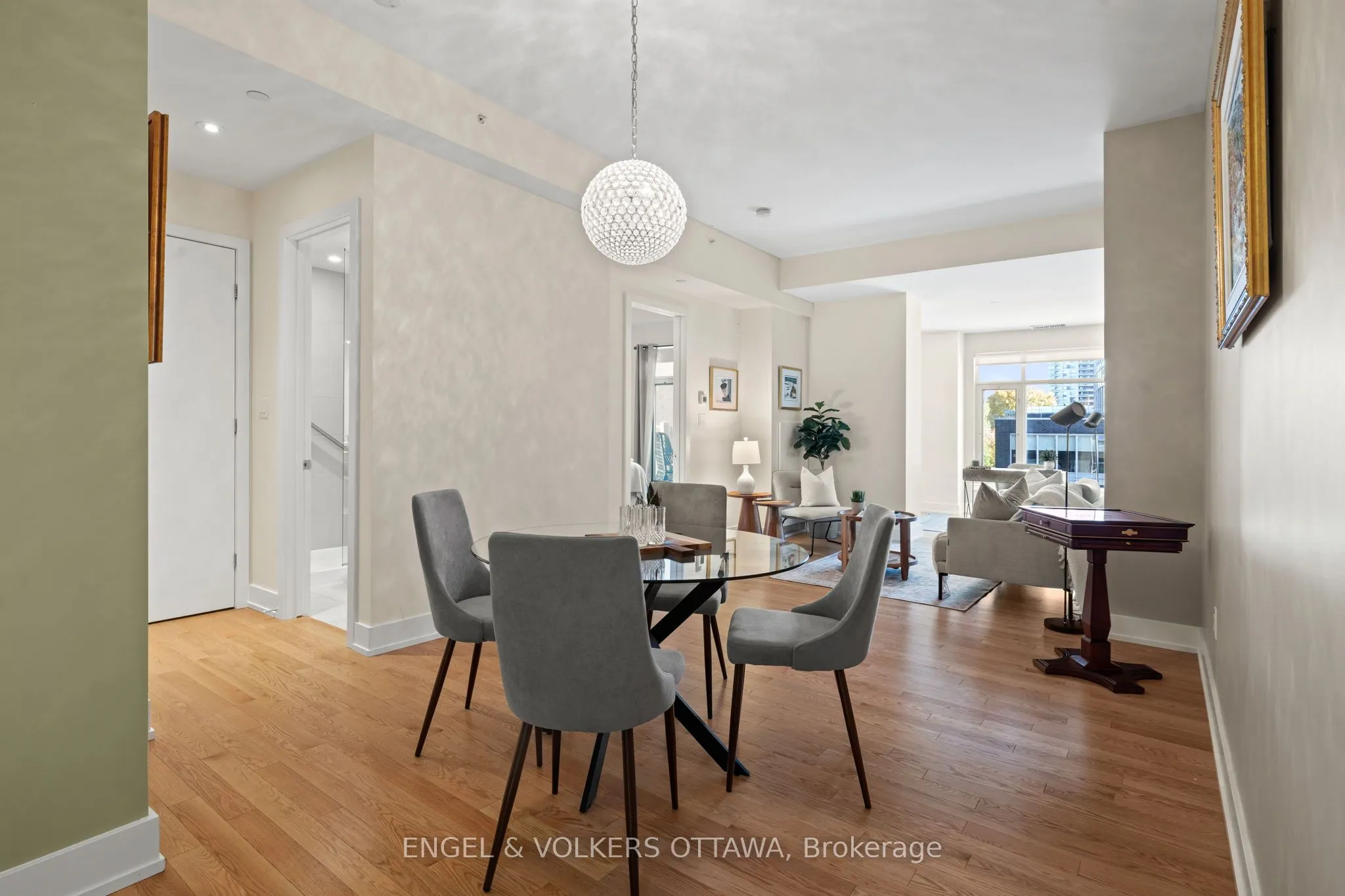 100 Champagne Avenue S, #207