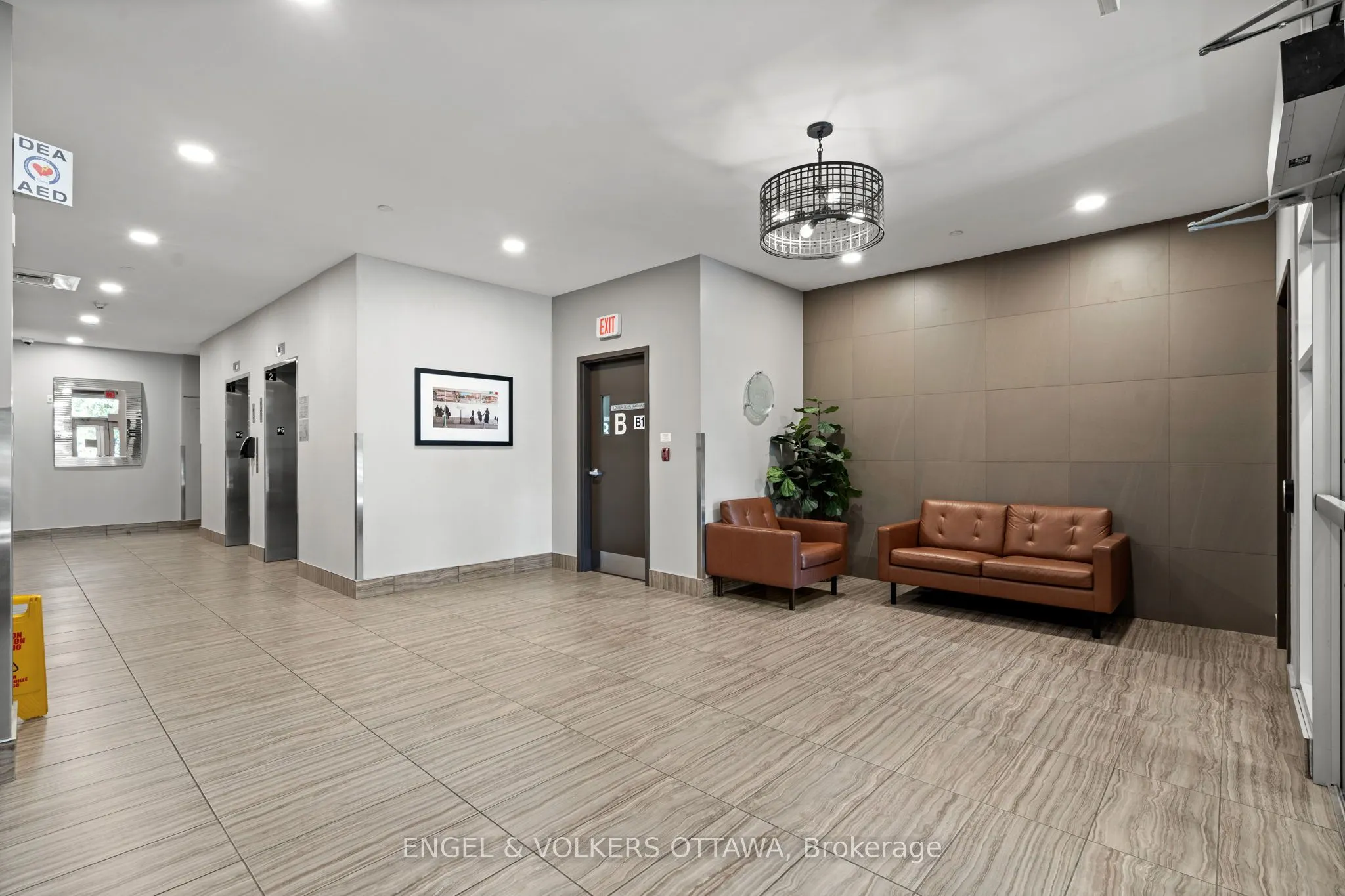 100 Champagne Avenue S, #207