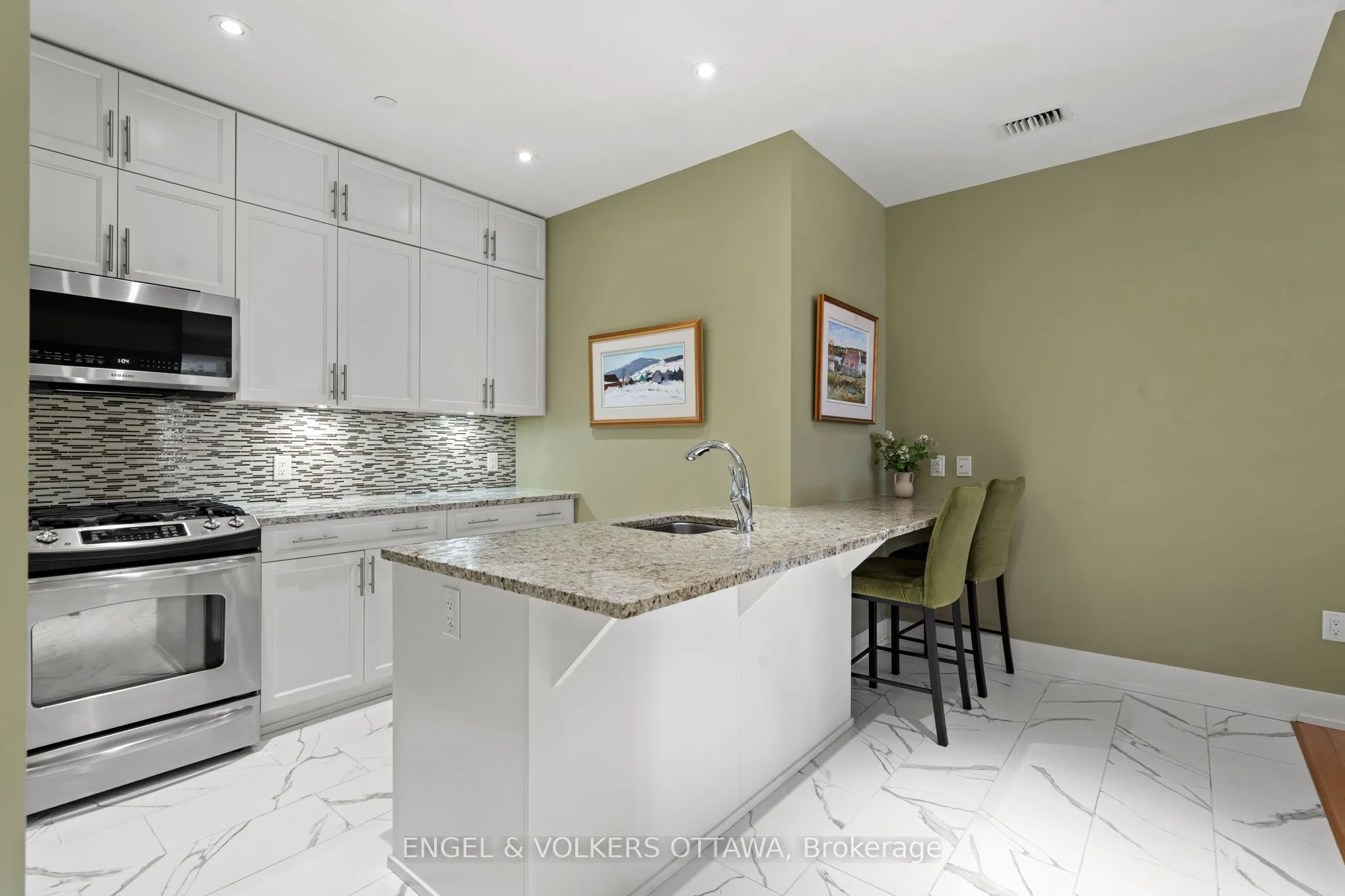100 Champagne Avenue S, #207