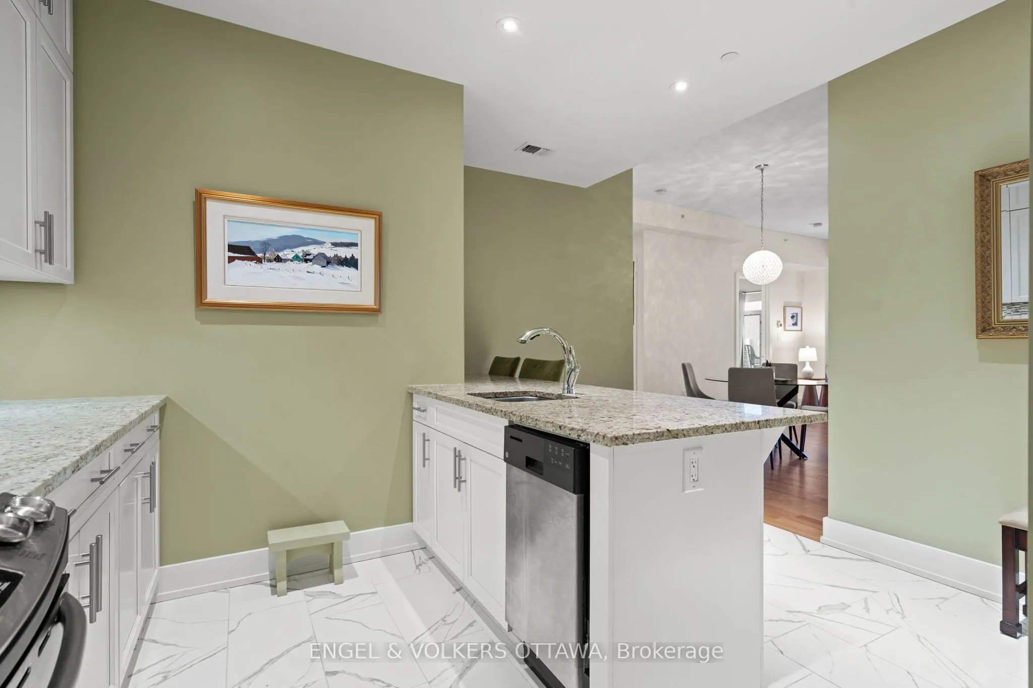 100 Champagne Avenue S, #207