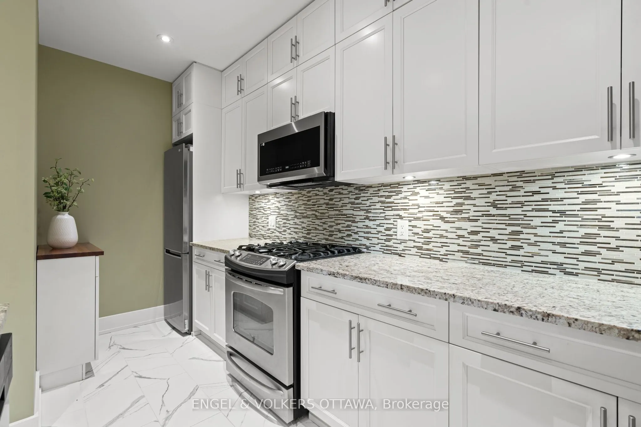 100 Champagne Avenue S, #207