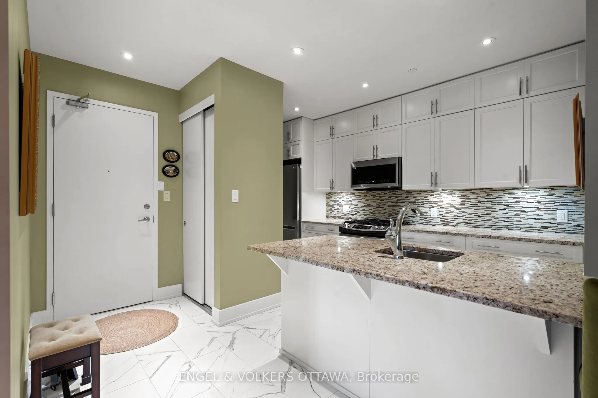 100 Champagne Avenue S, #207