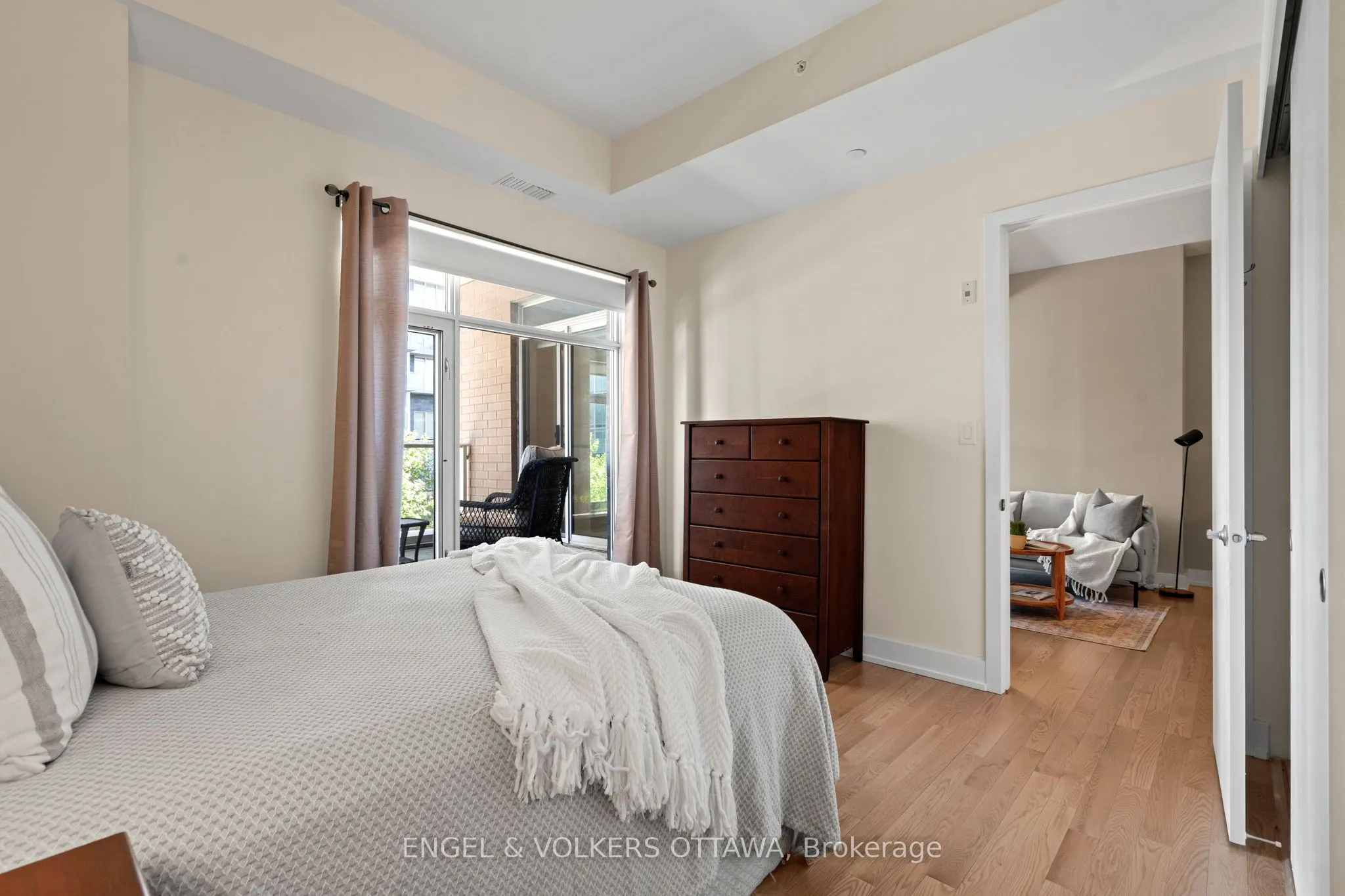 100 Champagne Avenue S, #207