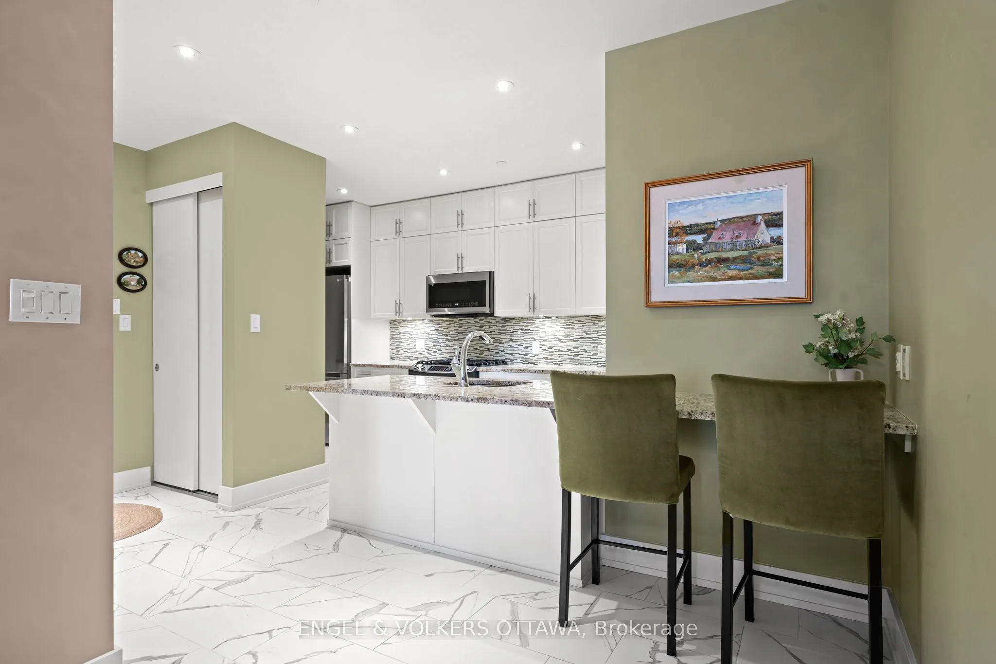 100 Champagne Avenue S, #207