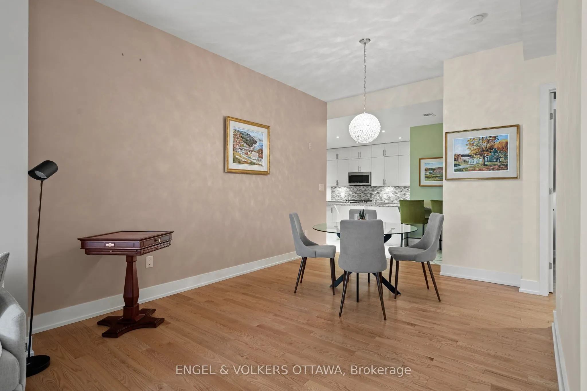 100 Champagne Avenue S, #207