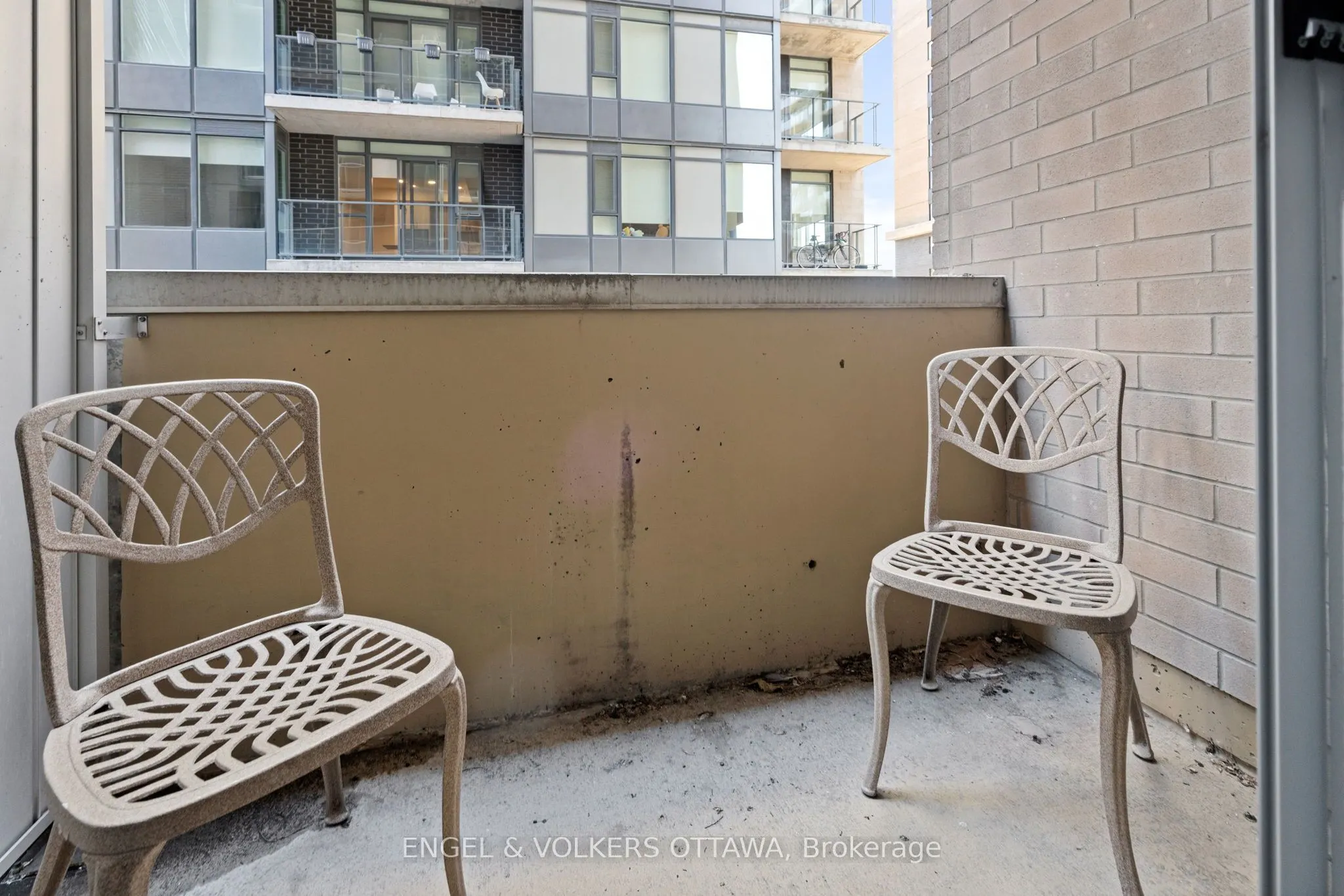 100 Champagne Avenue S, #207