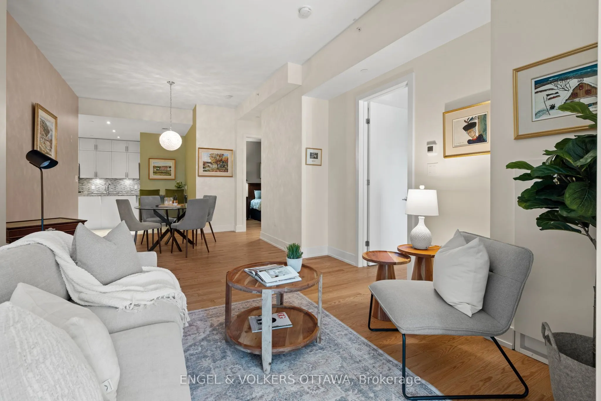 100 Champagne Avenue S, #207