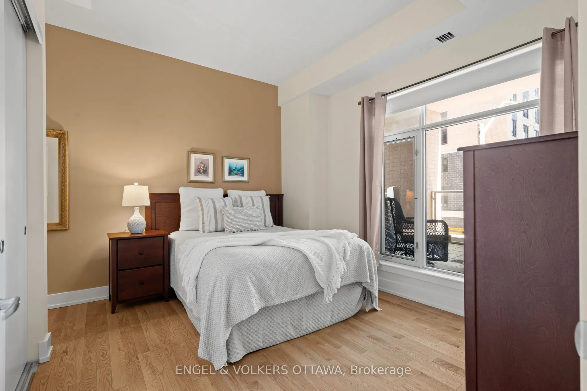 100 Champagne Avenue S, #207