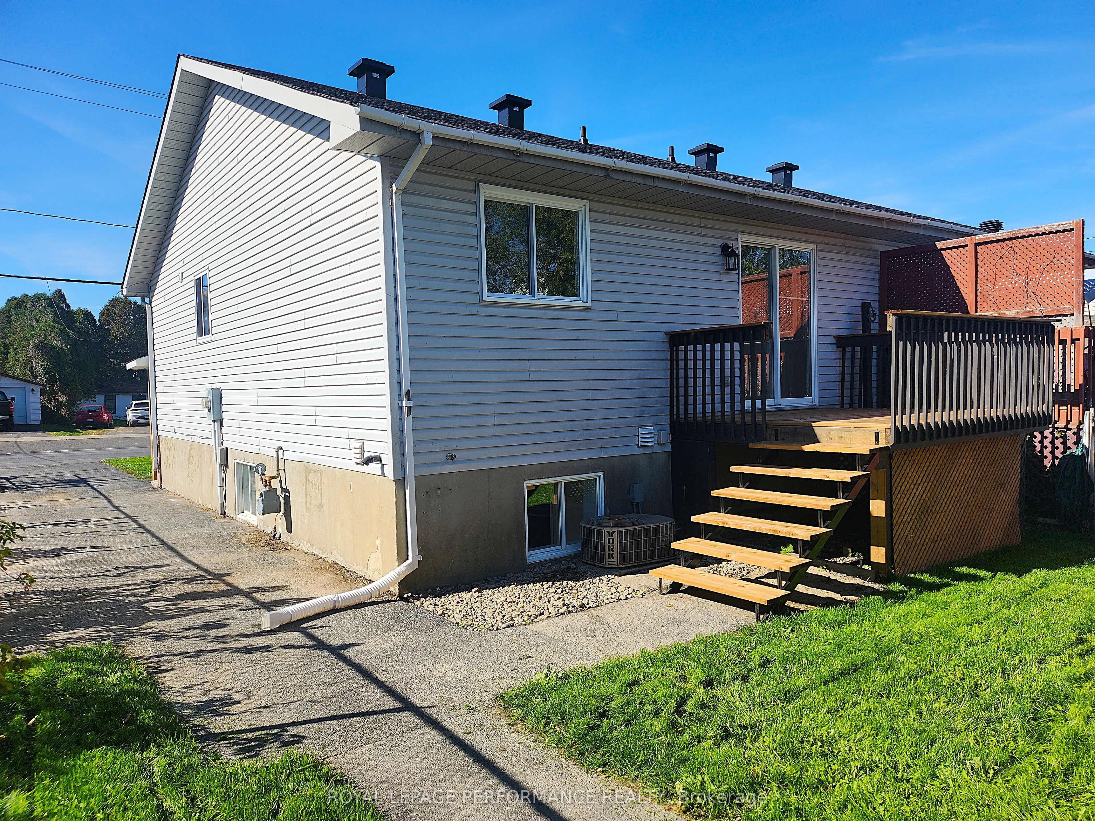 405 Carleton Street E