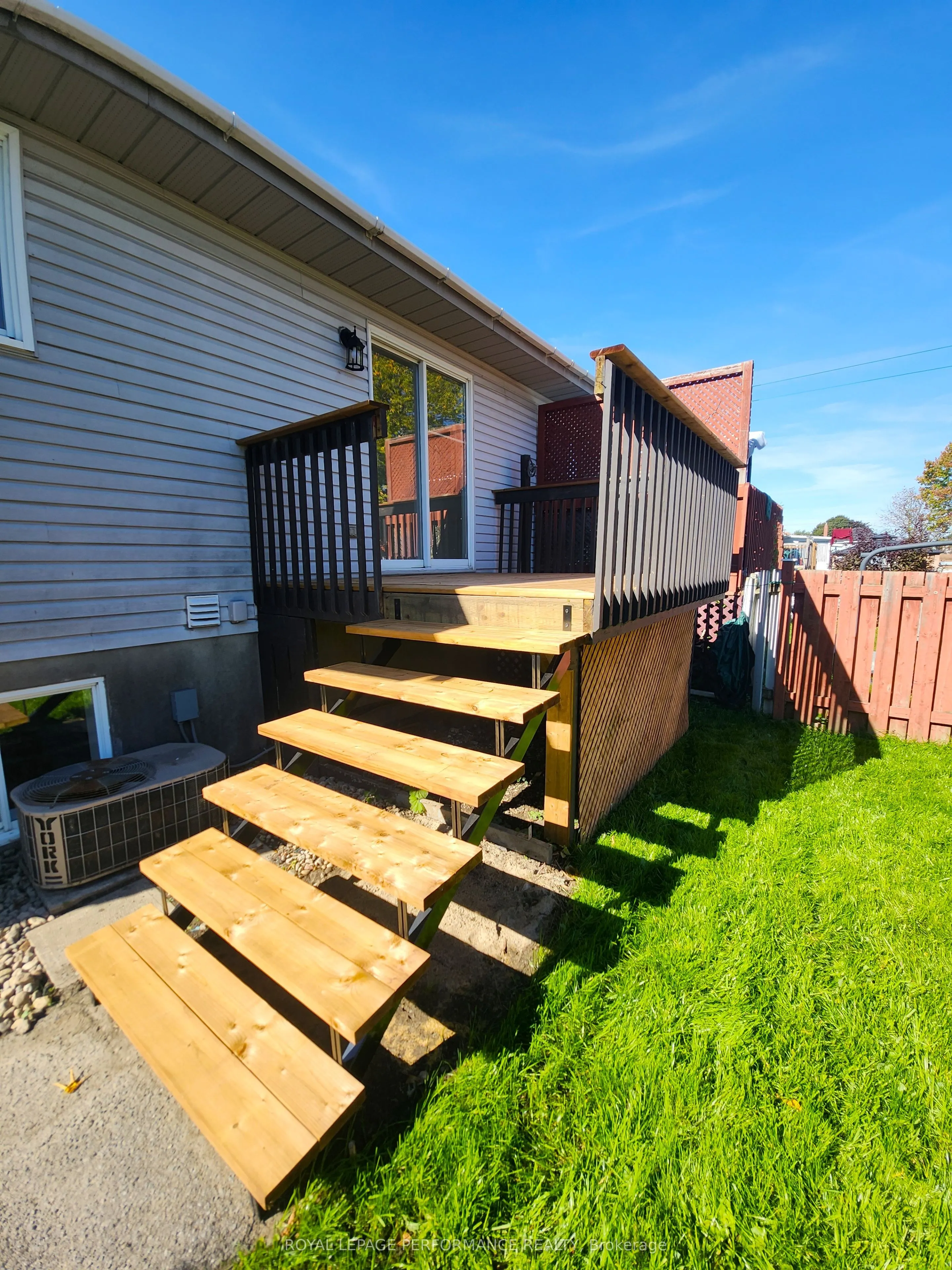 405 Carleton Street E