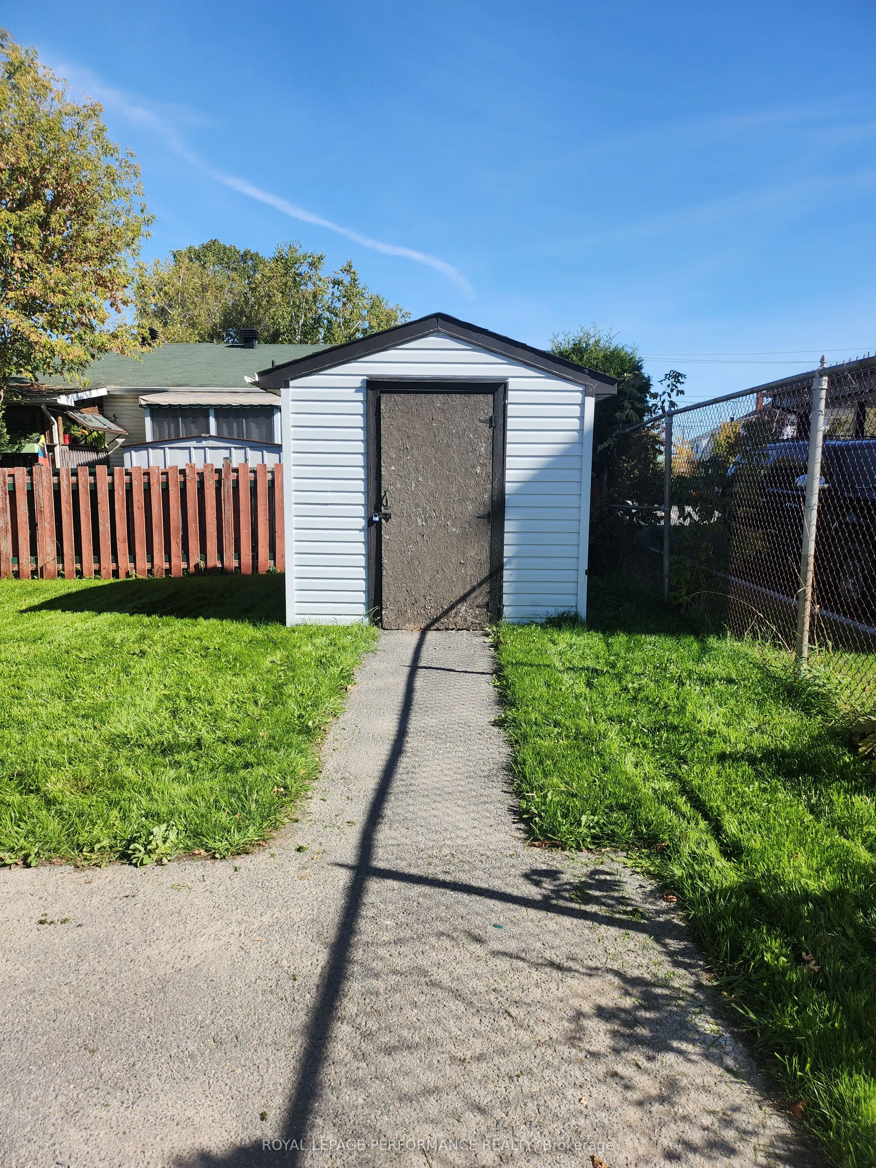 405 Carleton Street E