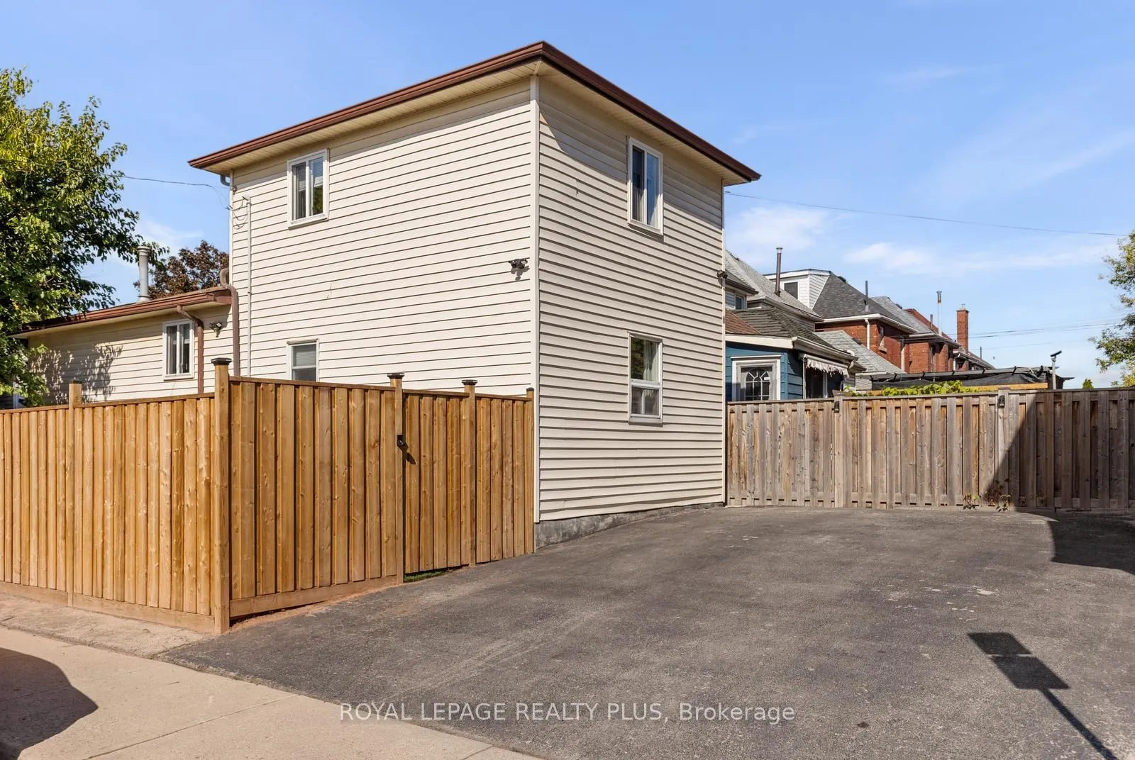 250 Balmoral Avenue N
