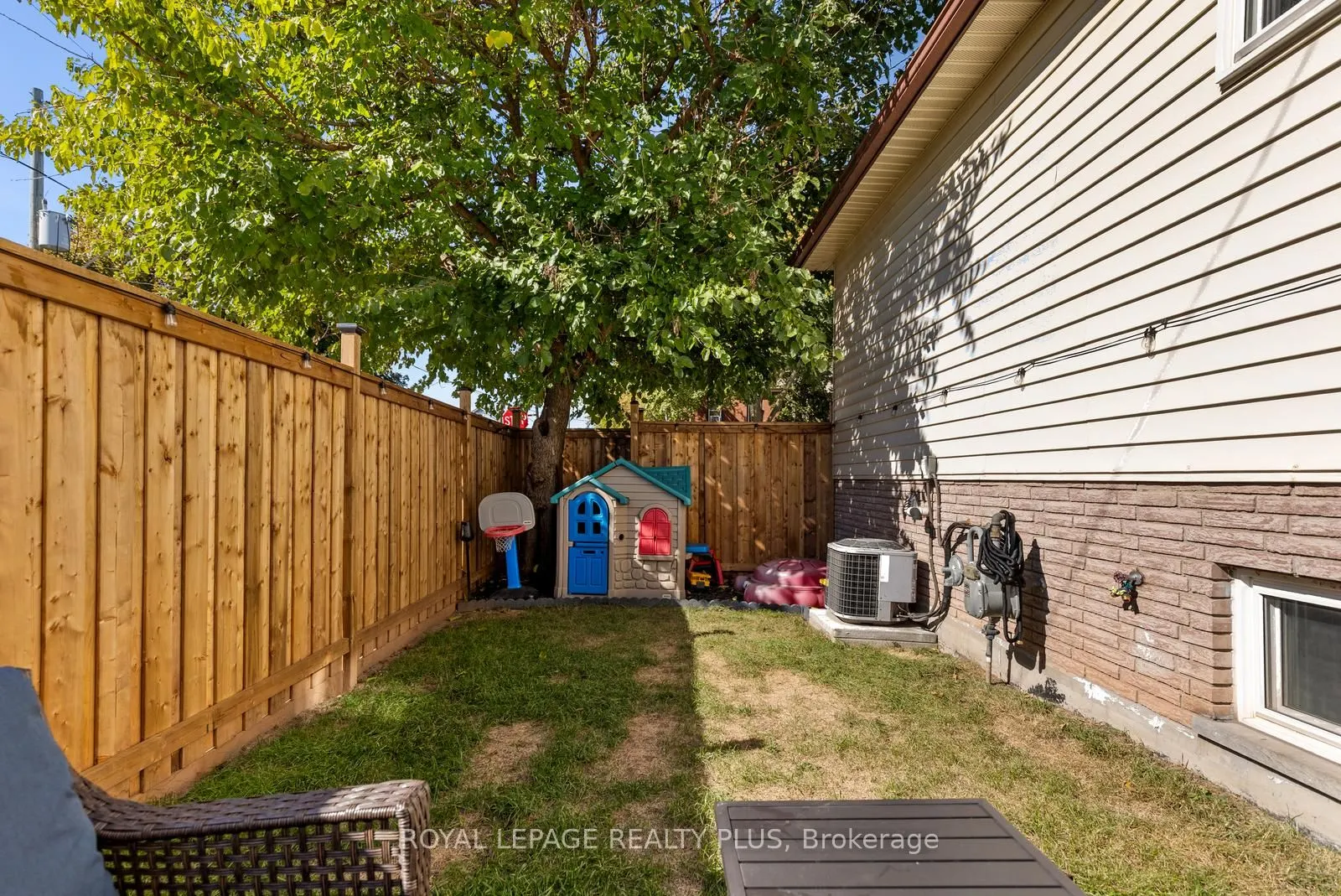 250 Balmoral Avenue N