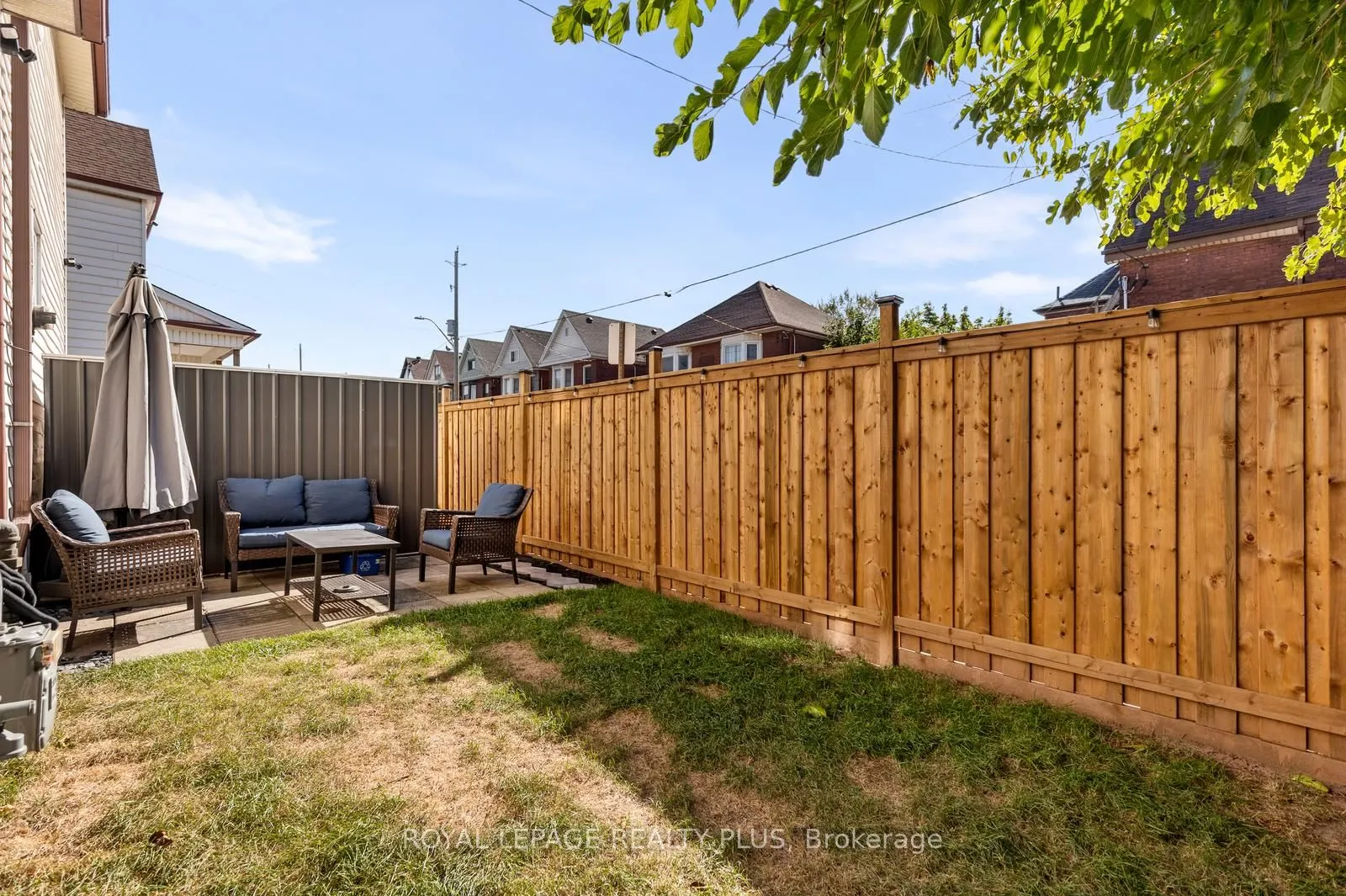 250 Balmoral Avenue N