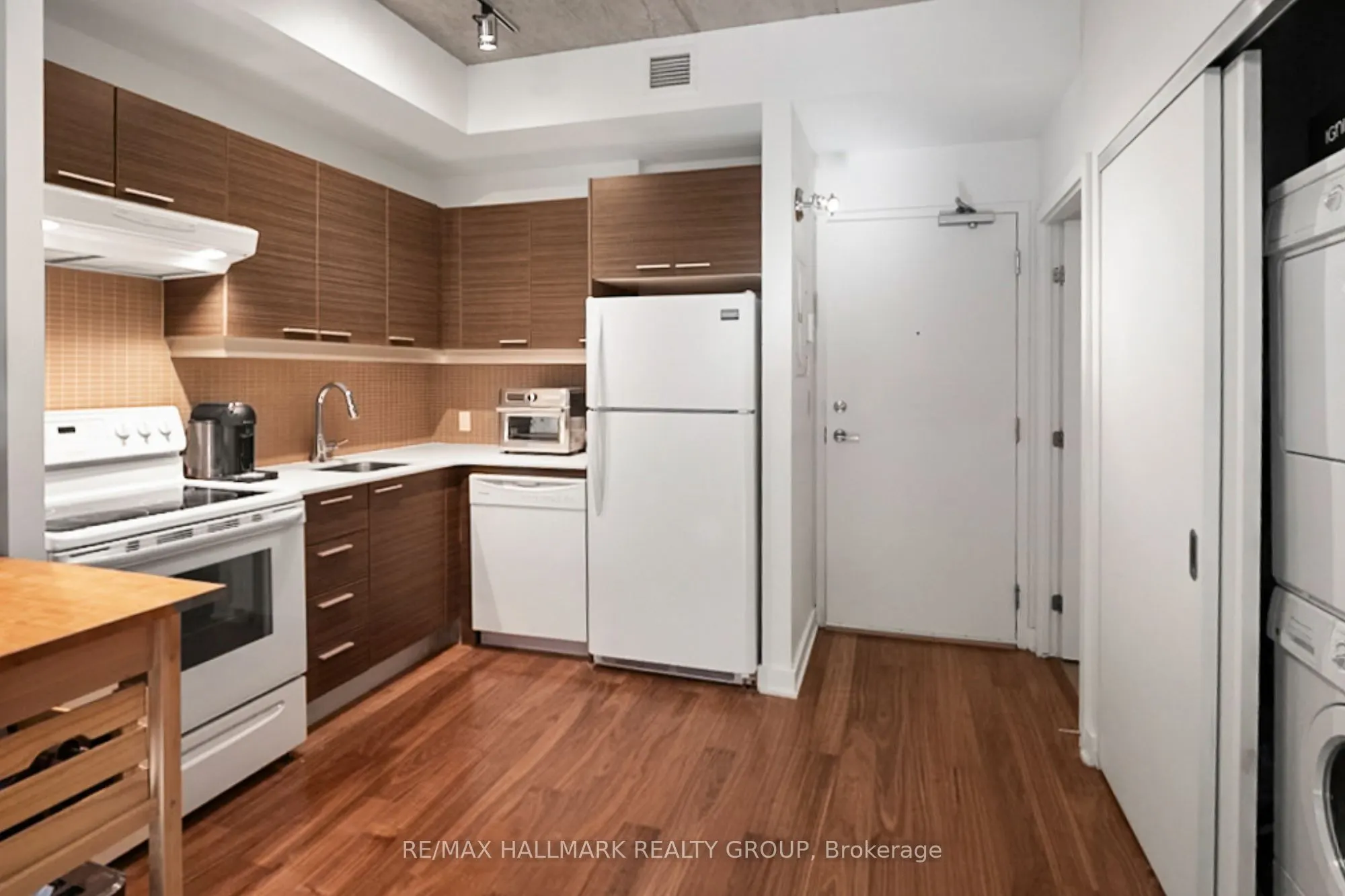354 Gladstone Avenue, #208