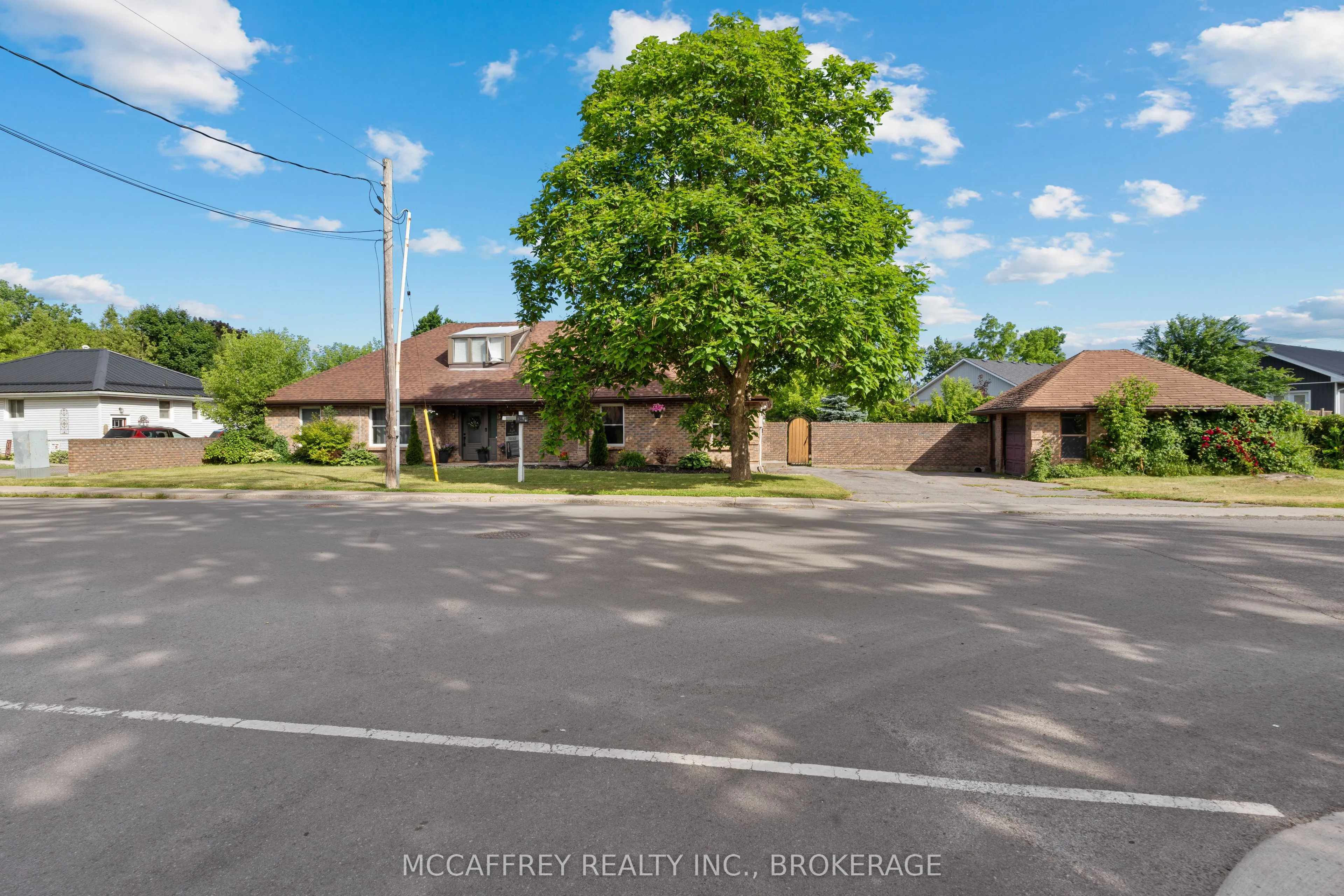 137 Thomas Street W