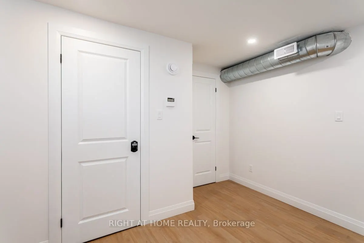 113 Catharine Street N, #4