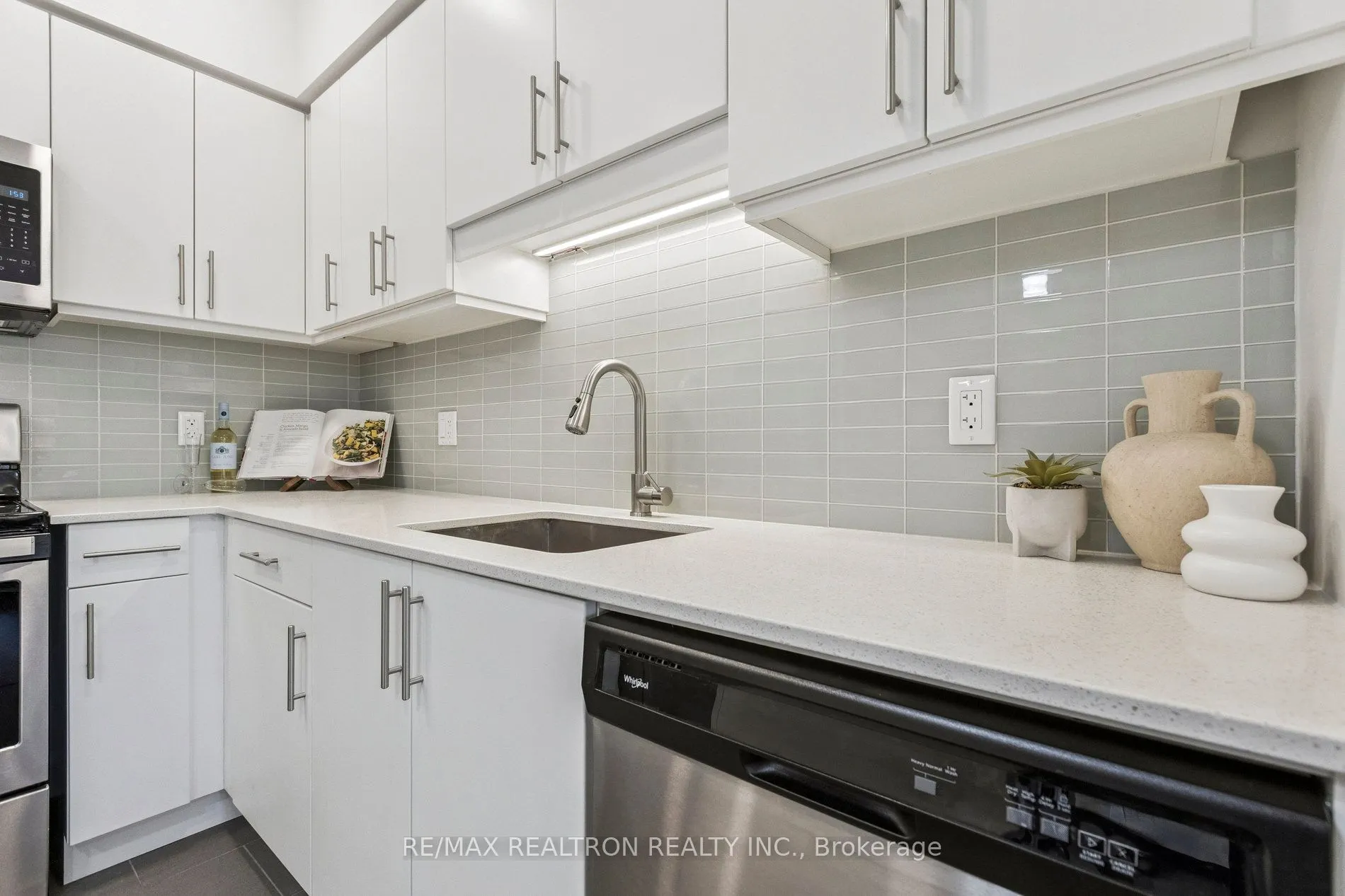 399 Queen Street S, #313