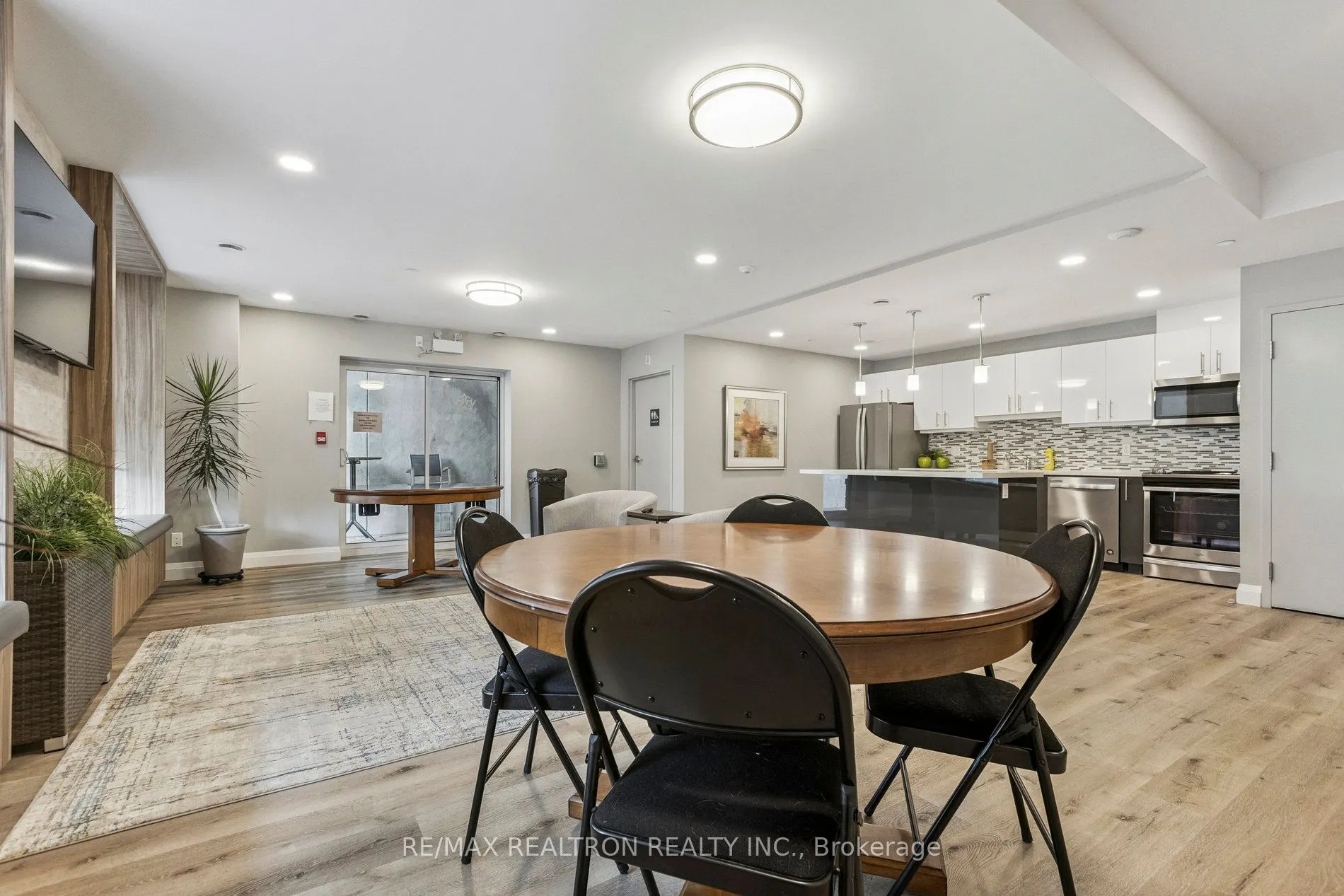 399 Queen Street S, #313