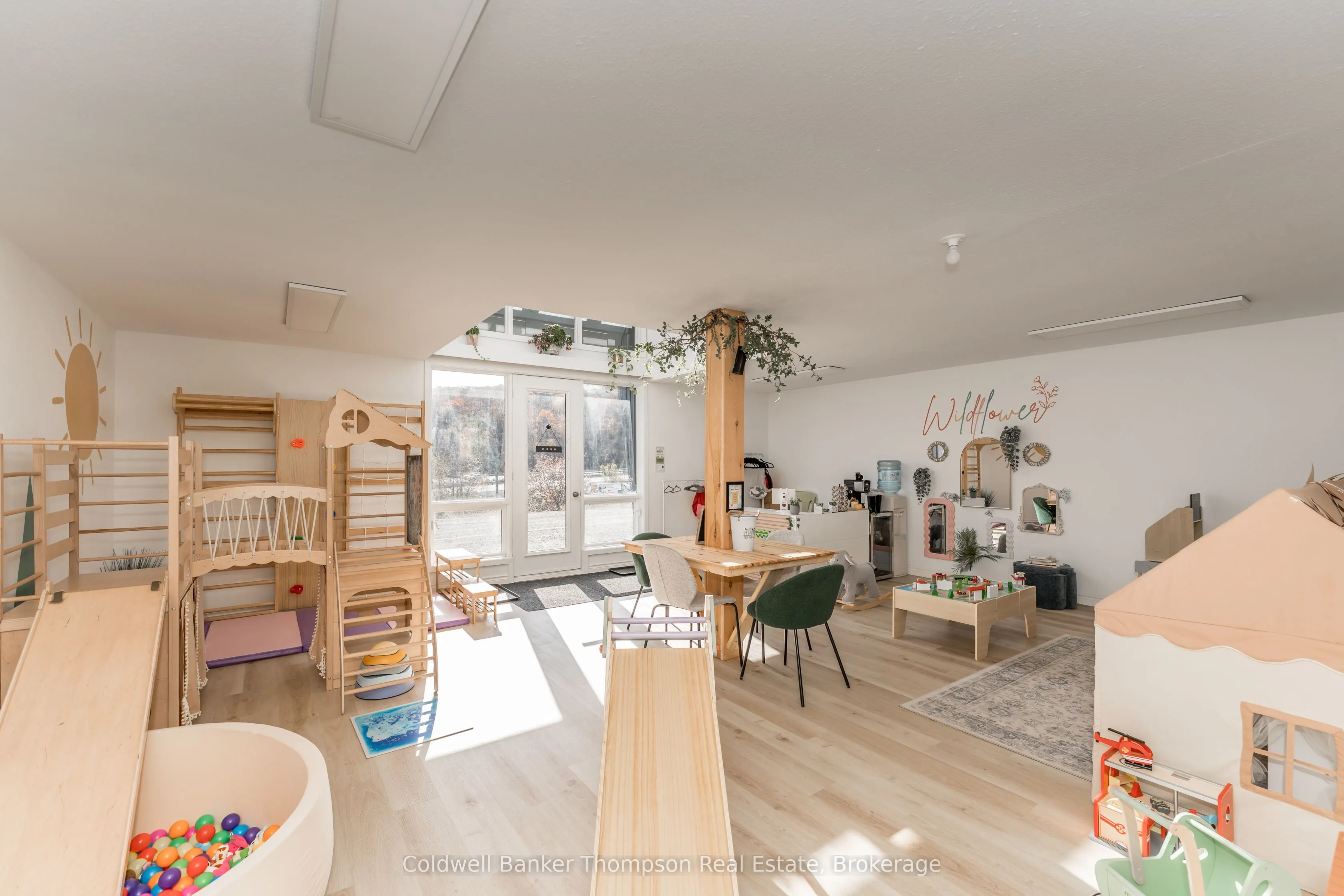 112 Lindgren Road W