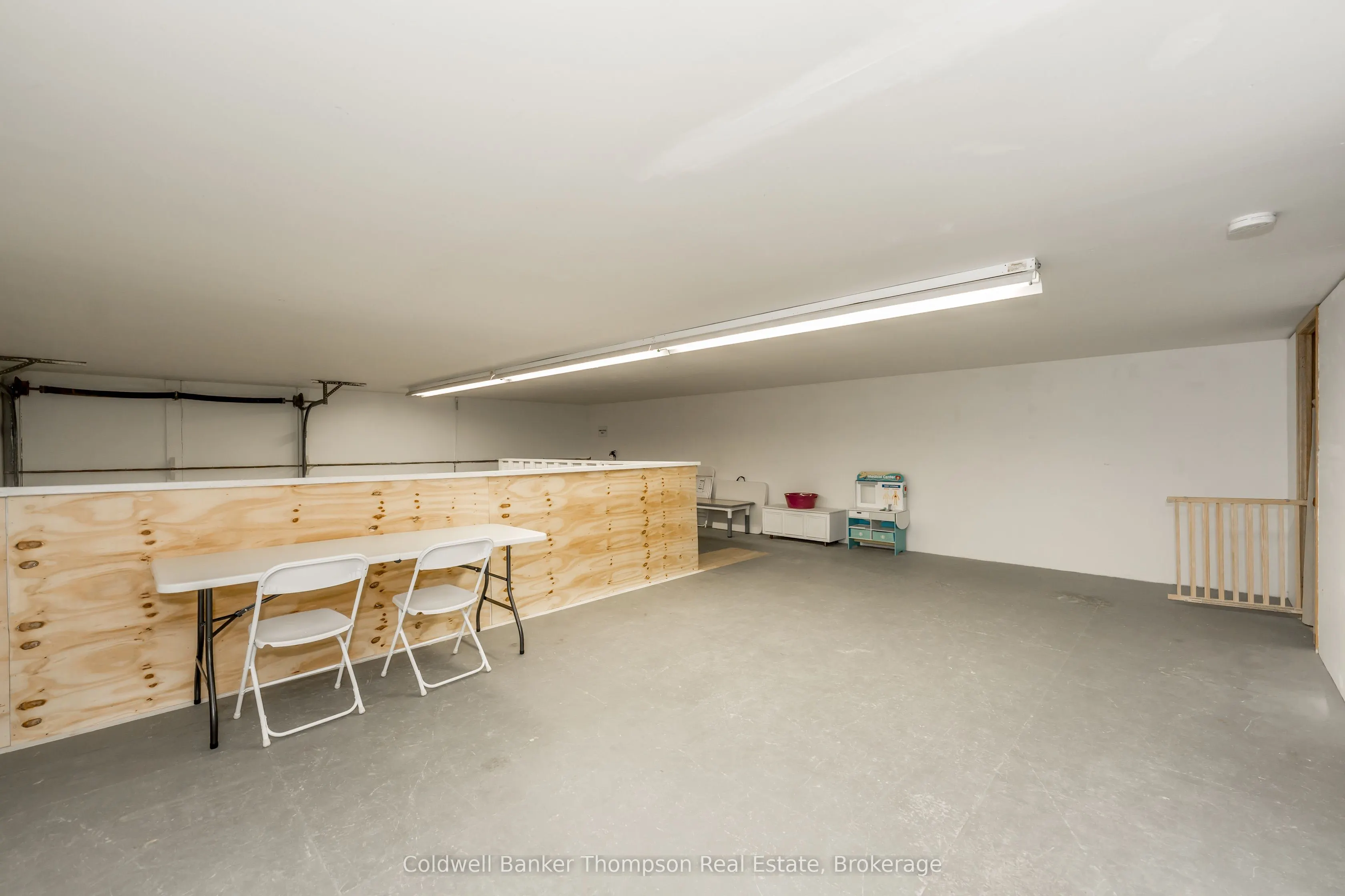 112 Lindgren Road W