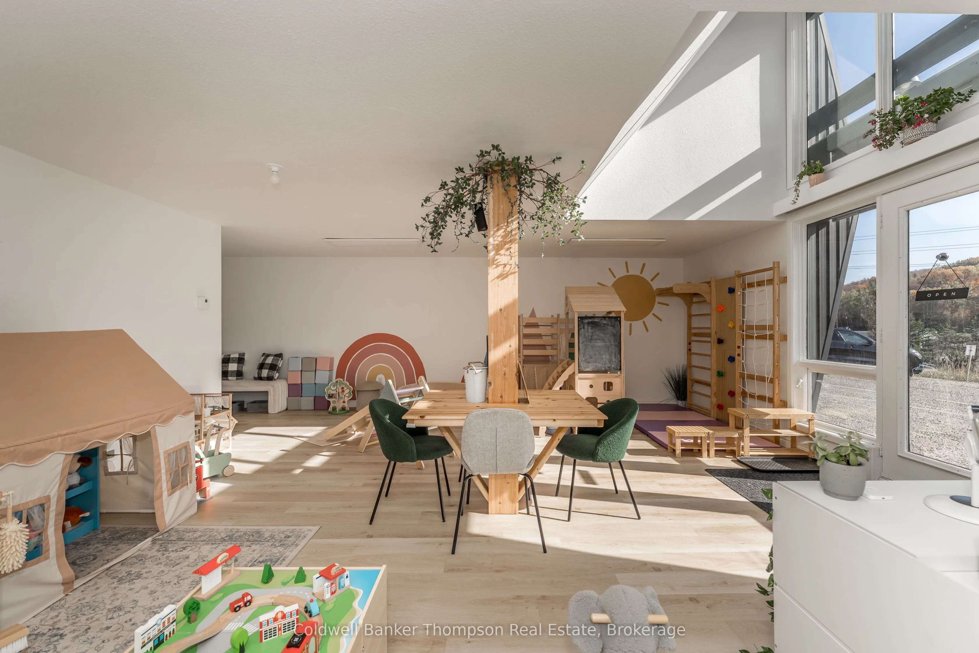 112 Lindgren Road W