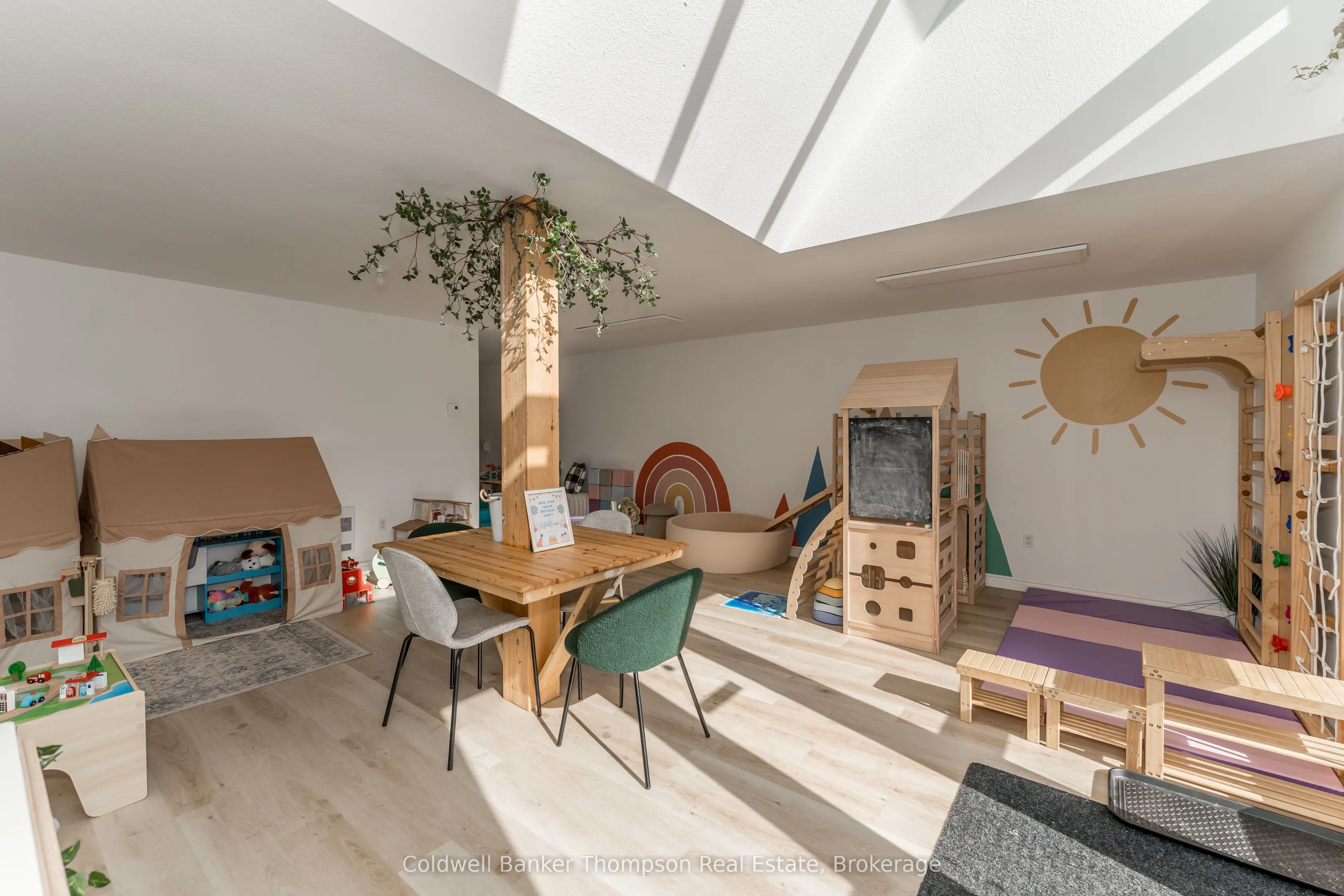 112 Lindgren Road W