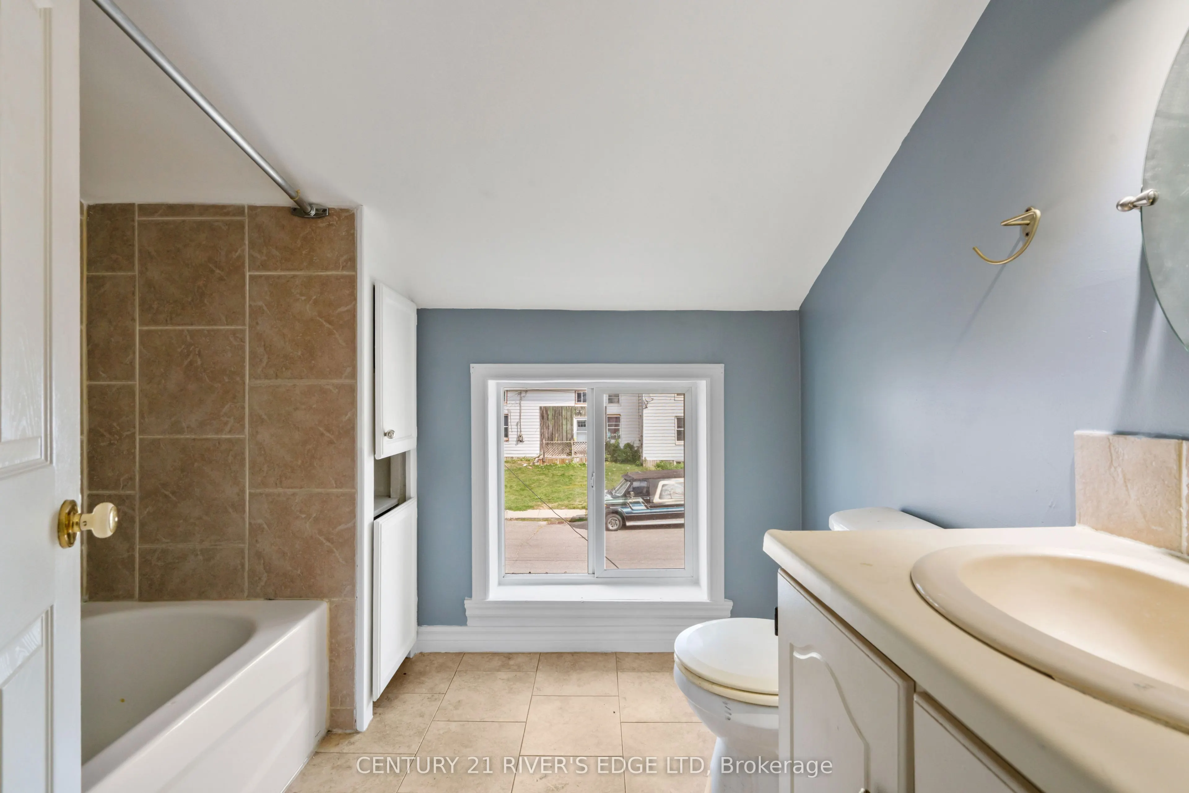 621 George Street W