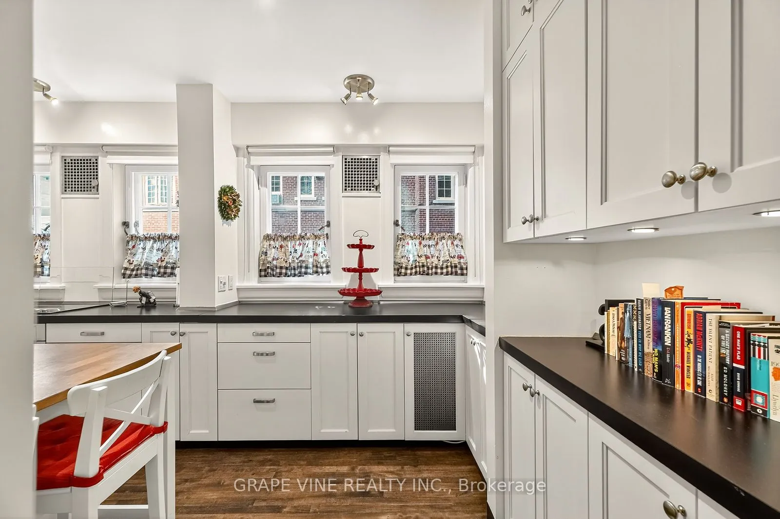 260 Metcalfe Street, #1D