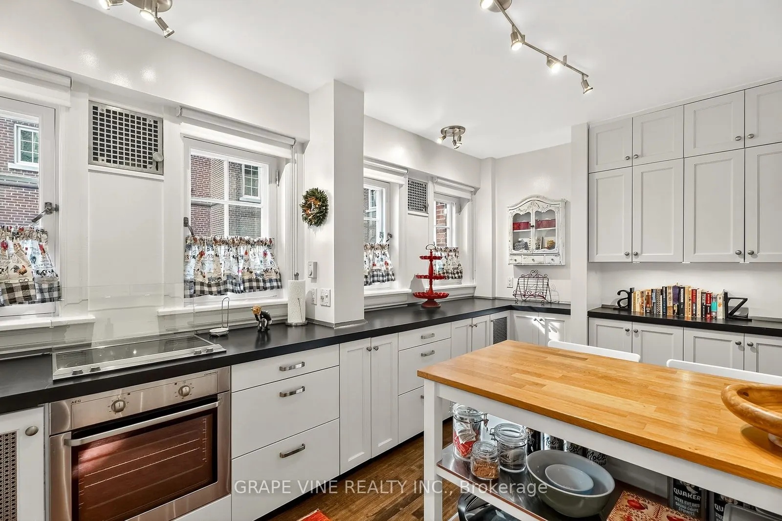 260 Metcalfe Street, #1D