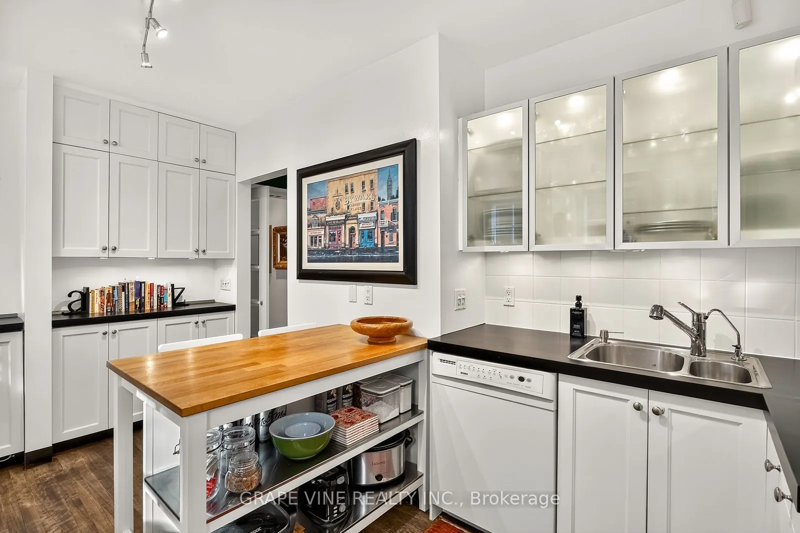 260 Metcalfe Street, #1D
