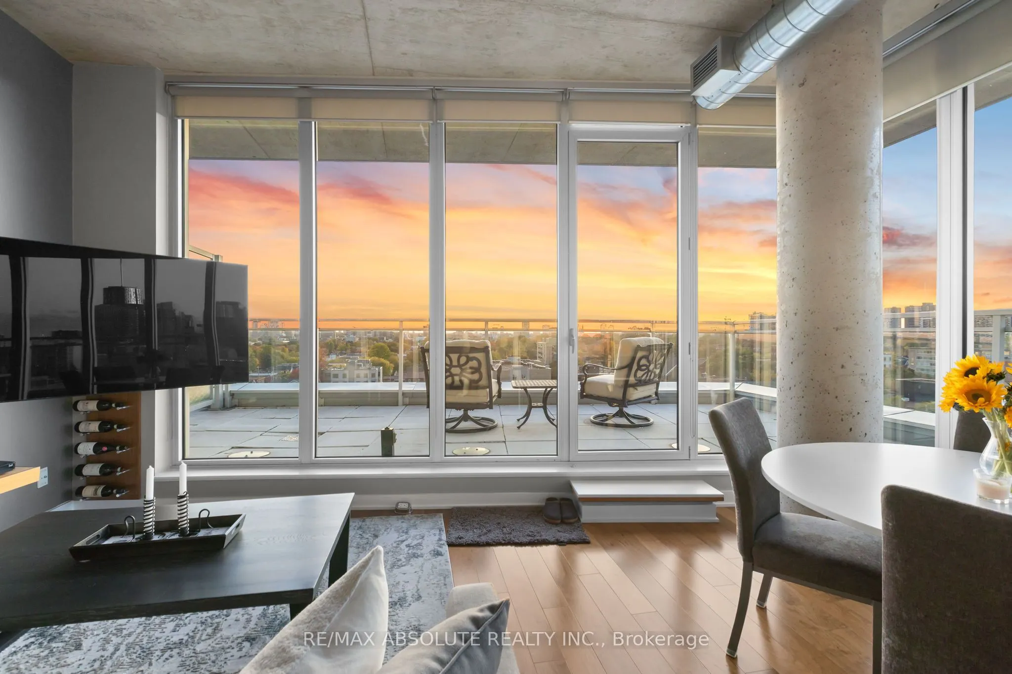 354 Gladstone Avenue, #906