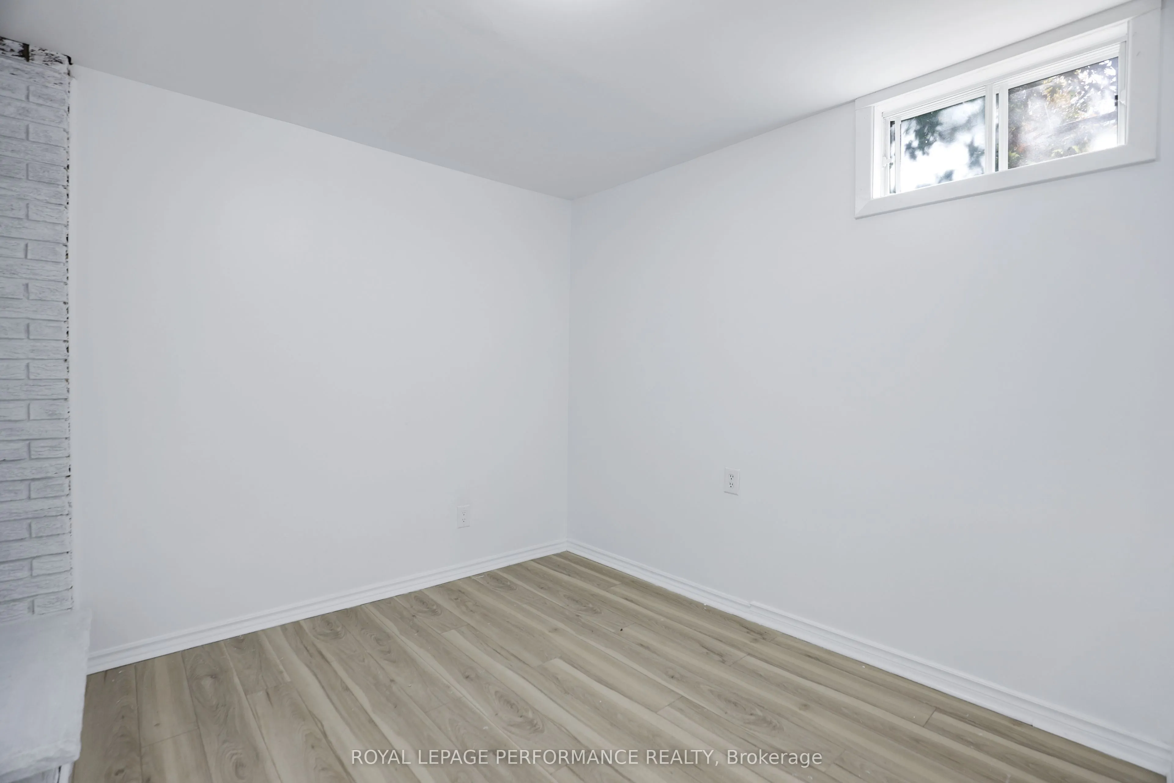 142 Meadowlands Drive W