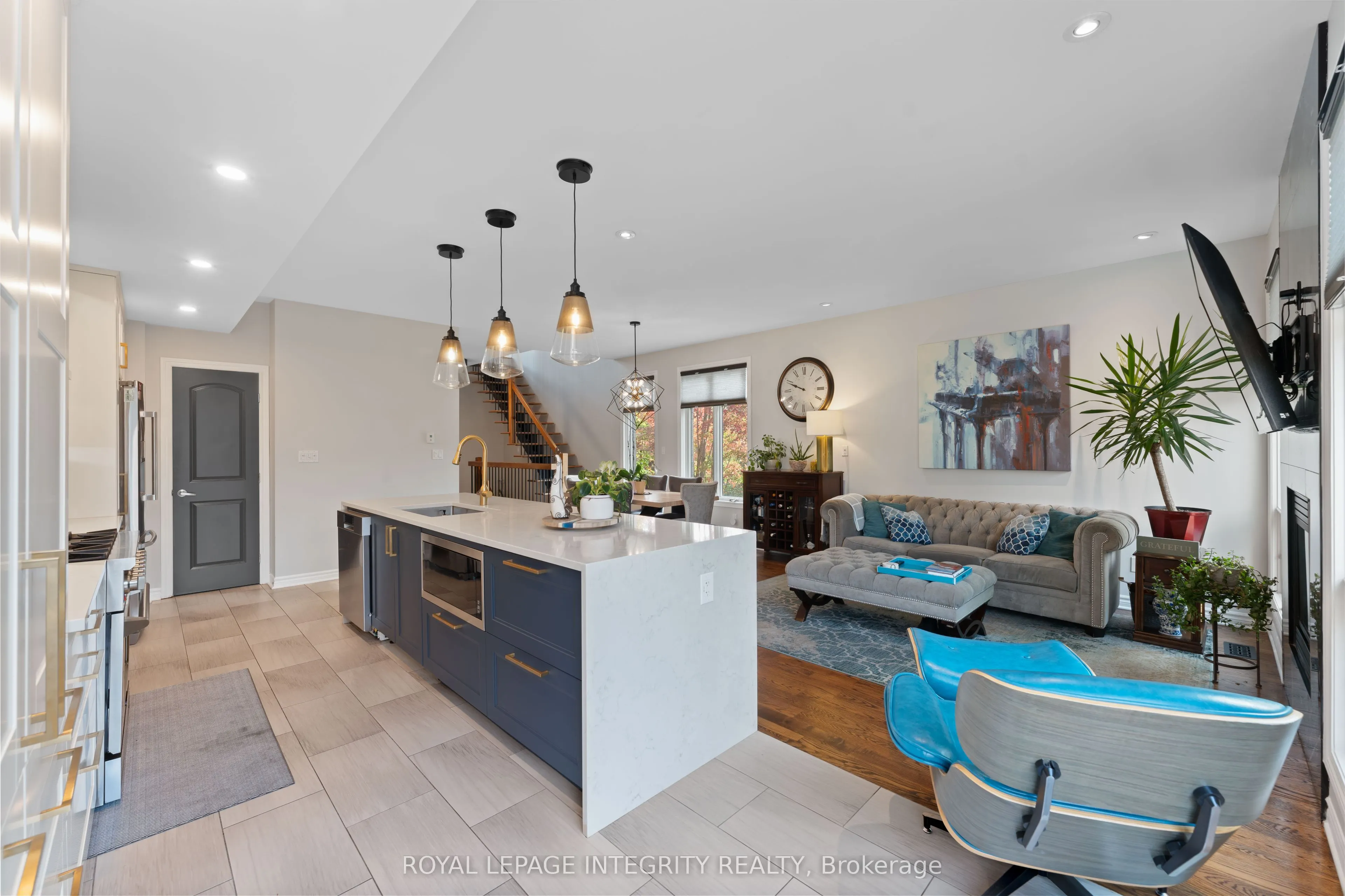 823 Petra Private