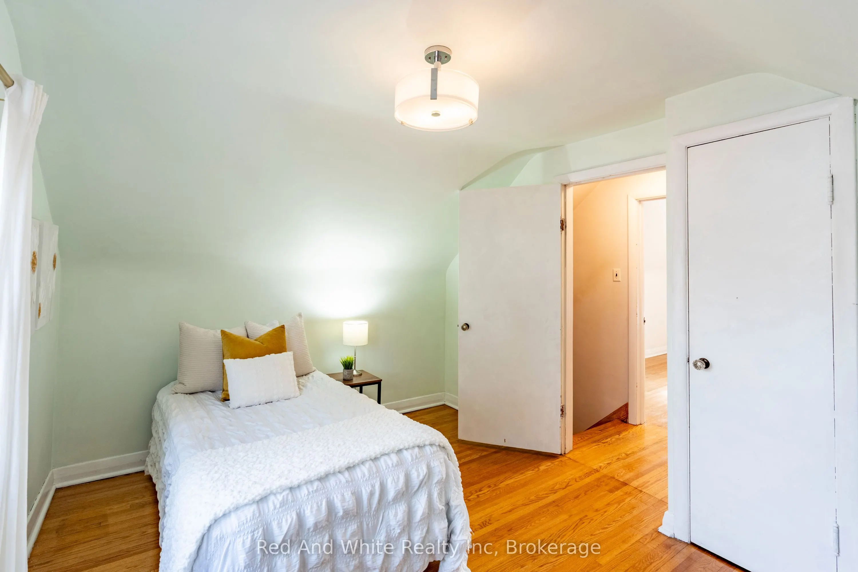 110 Ellis Crescent S