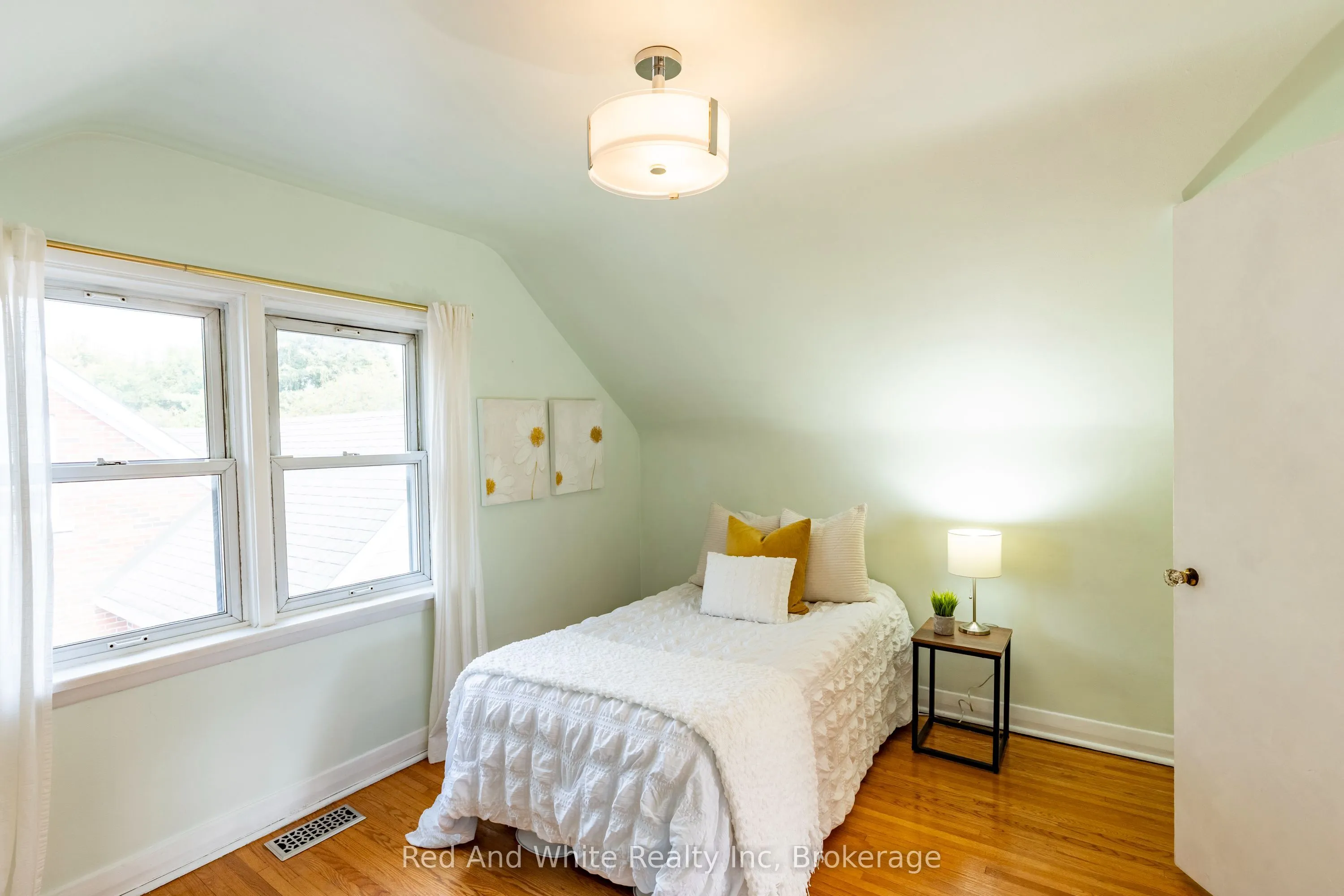 110 Ellis Crescent S
