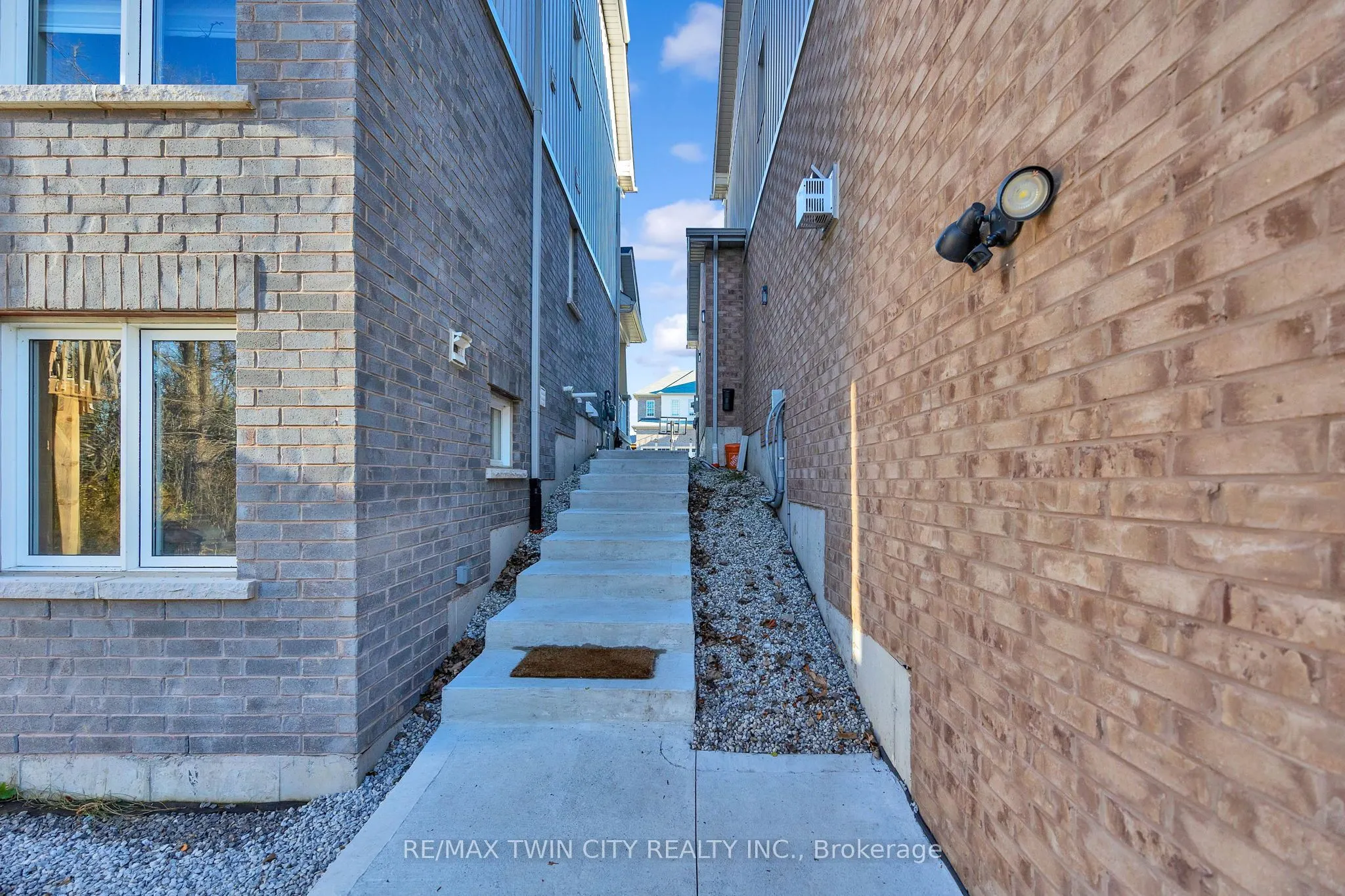 210 DOLMAN Street