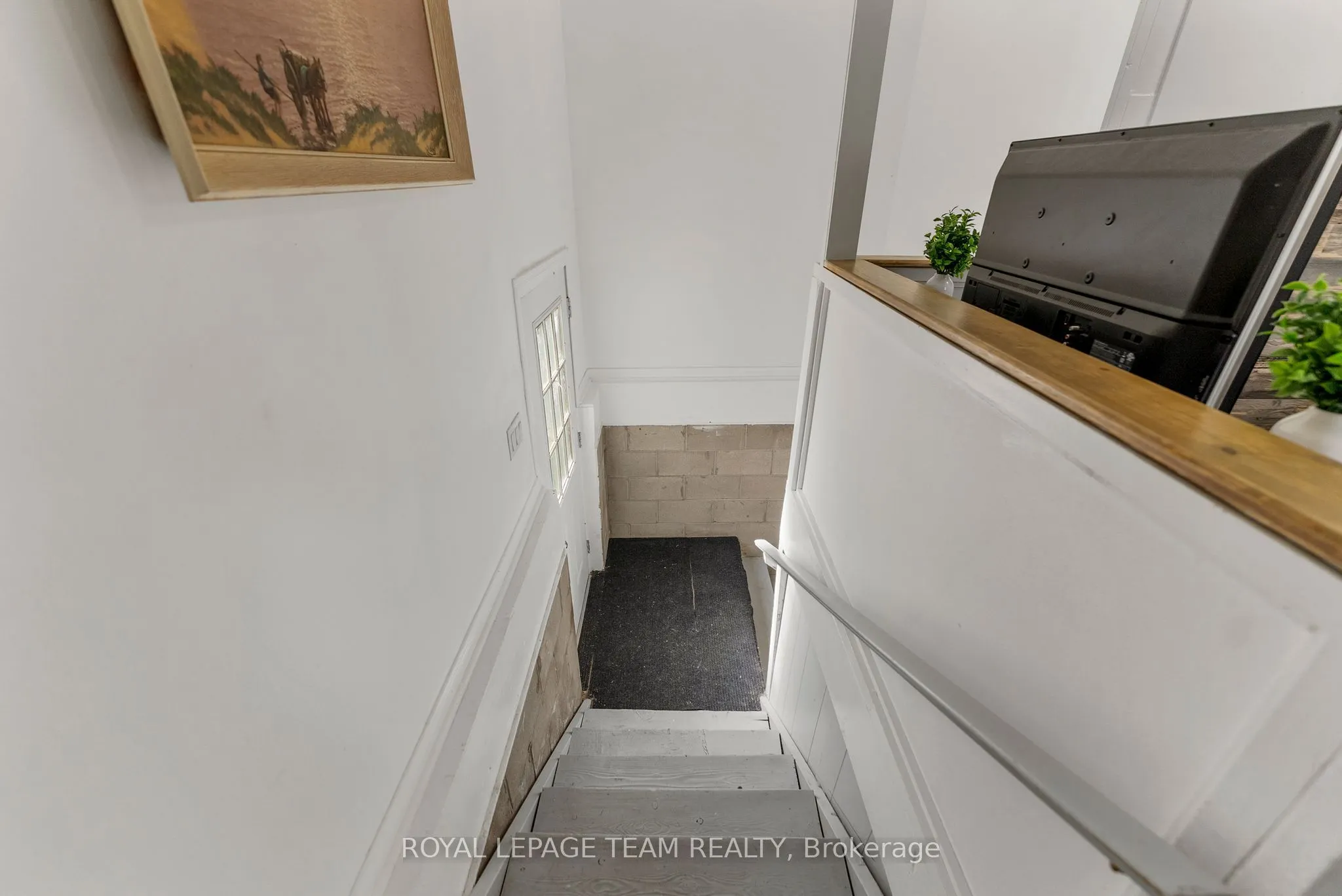 145 Munroe Avenue W
