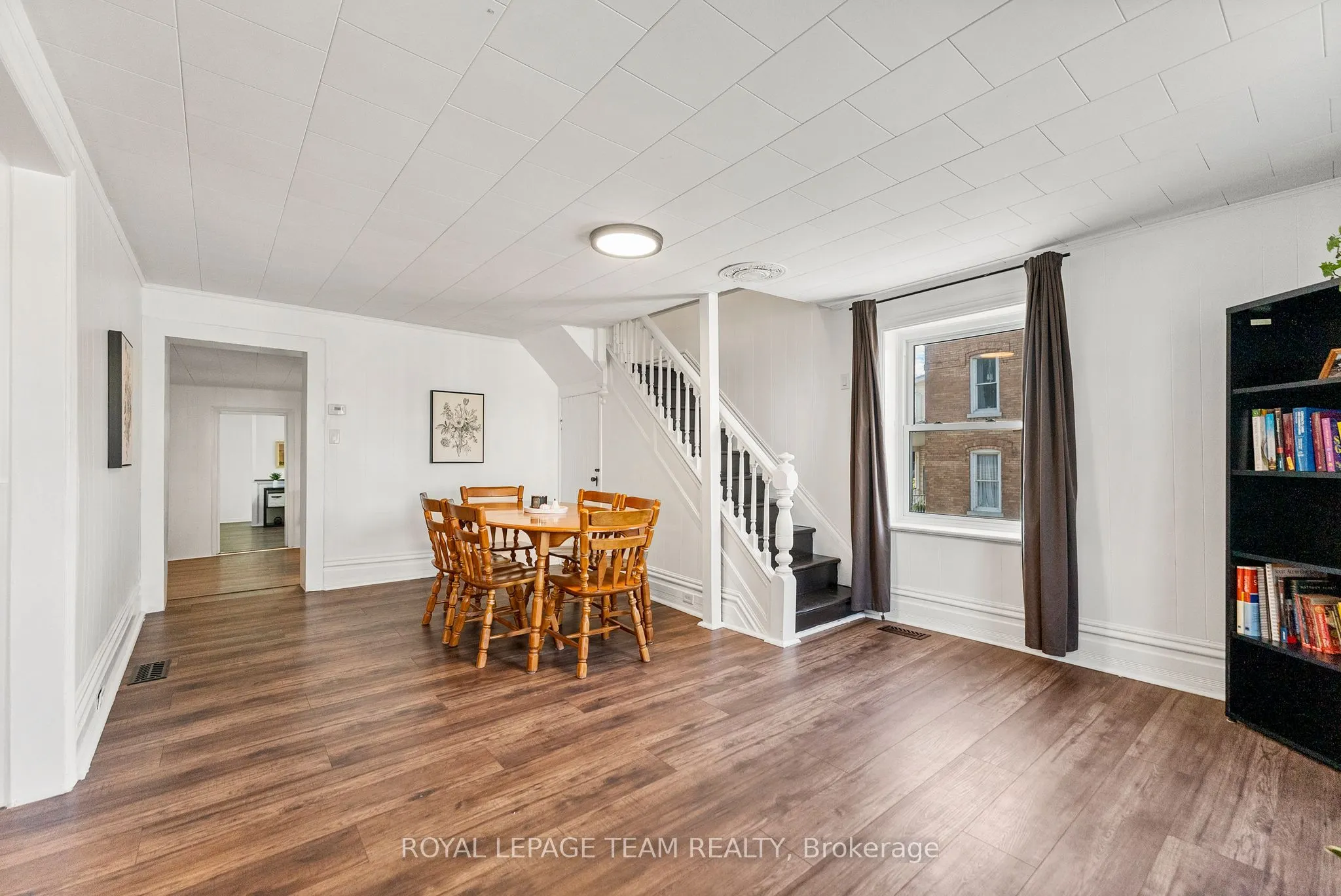 145 Munroe Avenue W