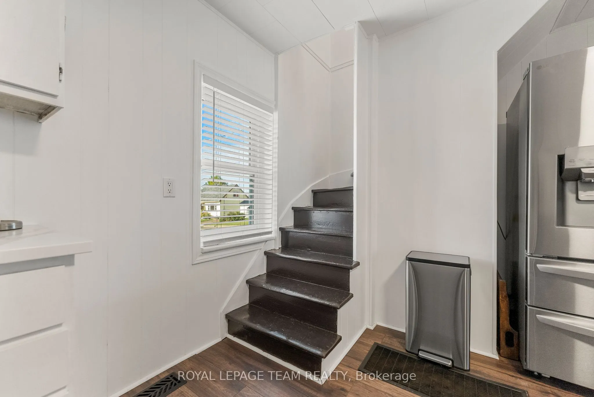 145 Munroe Avenue W